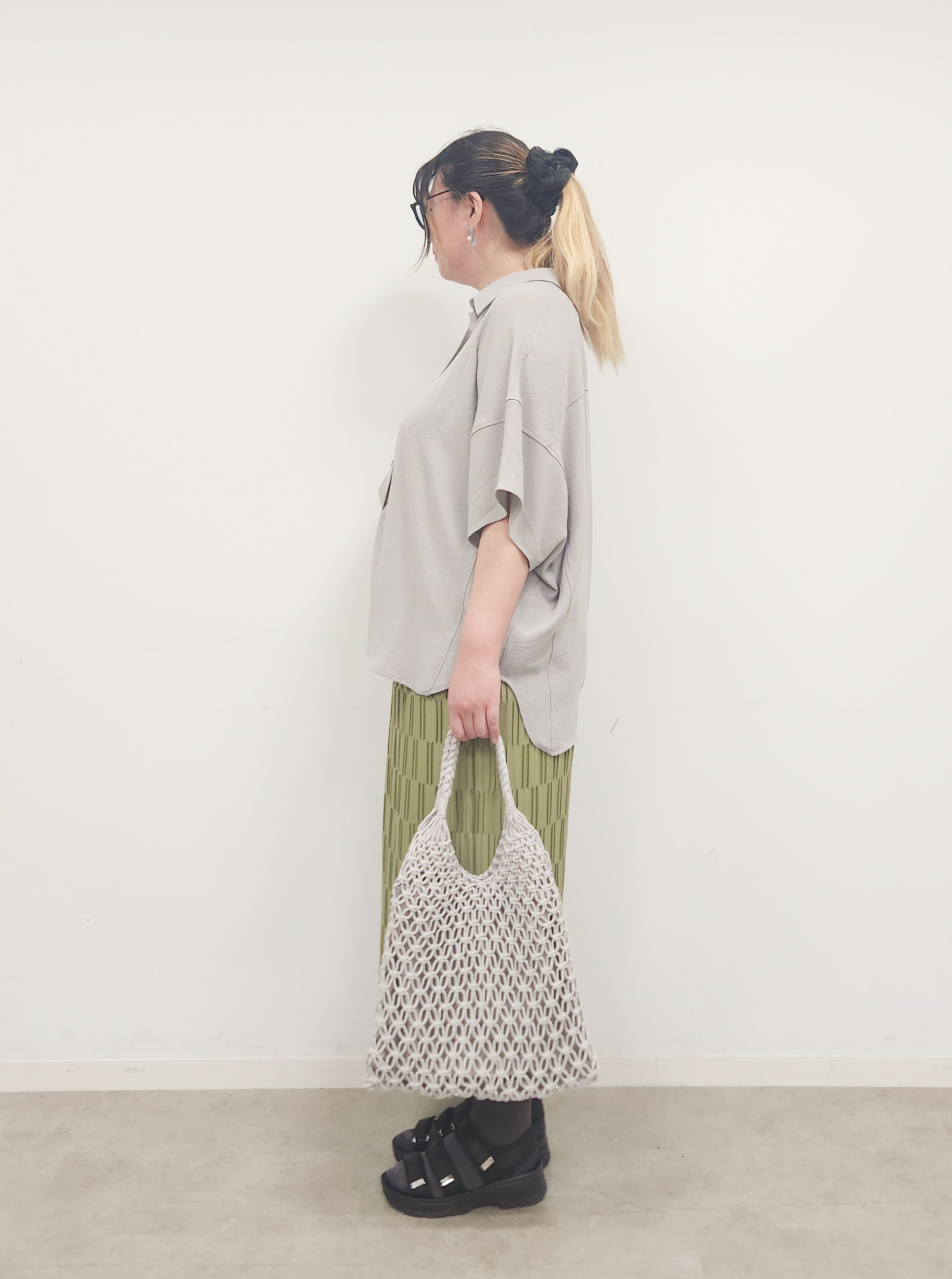 れーやんさんの「SHOO･LA･RUE｜【高レビュー/洗濯後しわになりにくい/体型カバー】きちんとゆるっと 大人の抜け感 ポンチョ風カラーシ」を使ったコーディネート
