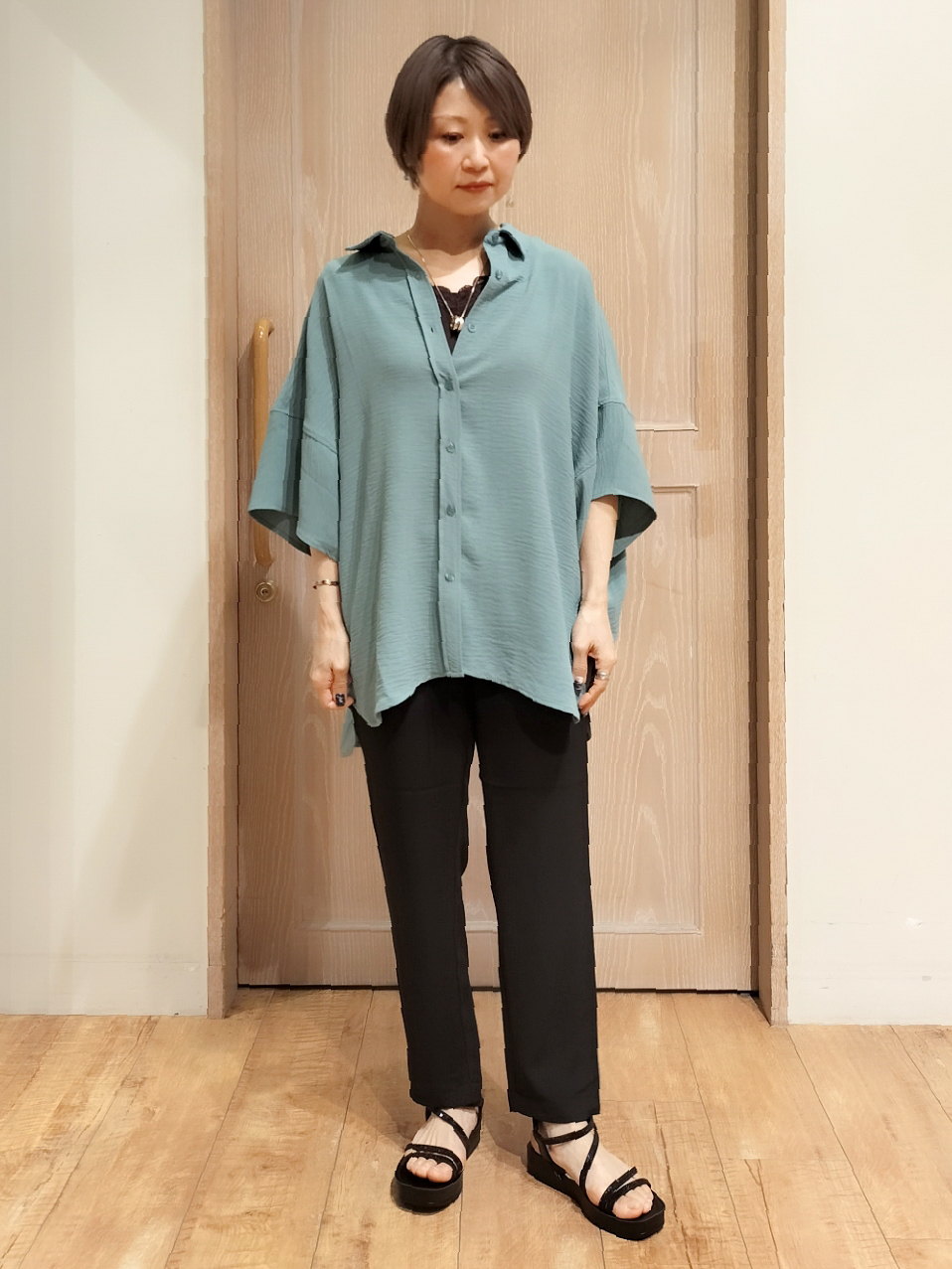 YUKIさんの「SHOO･LA･RUE｜【高レビュー/洗濯後しわになりにくい/体型カバー】きちんとゆるっと 大人の抜け感 ポンチョ風カラーシ」を使ったコーディネート