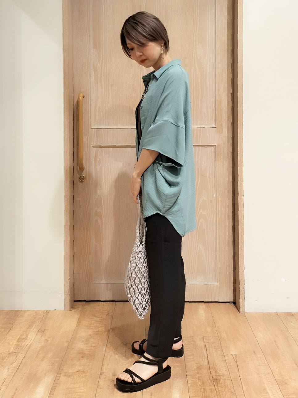YUKIさんの「SHOO･LA･RUE｜【高レビュー/洗濯後しわになりにくい/体型カバー】きちんとゆるっと 大人の抜け感 ポンチョ風カラーシ」を使ったコーディネート