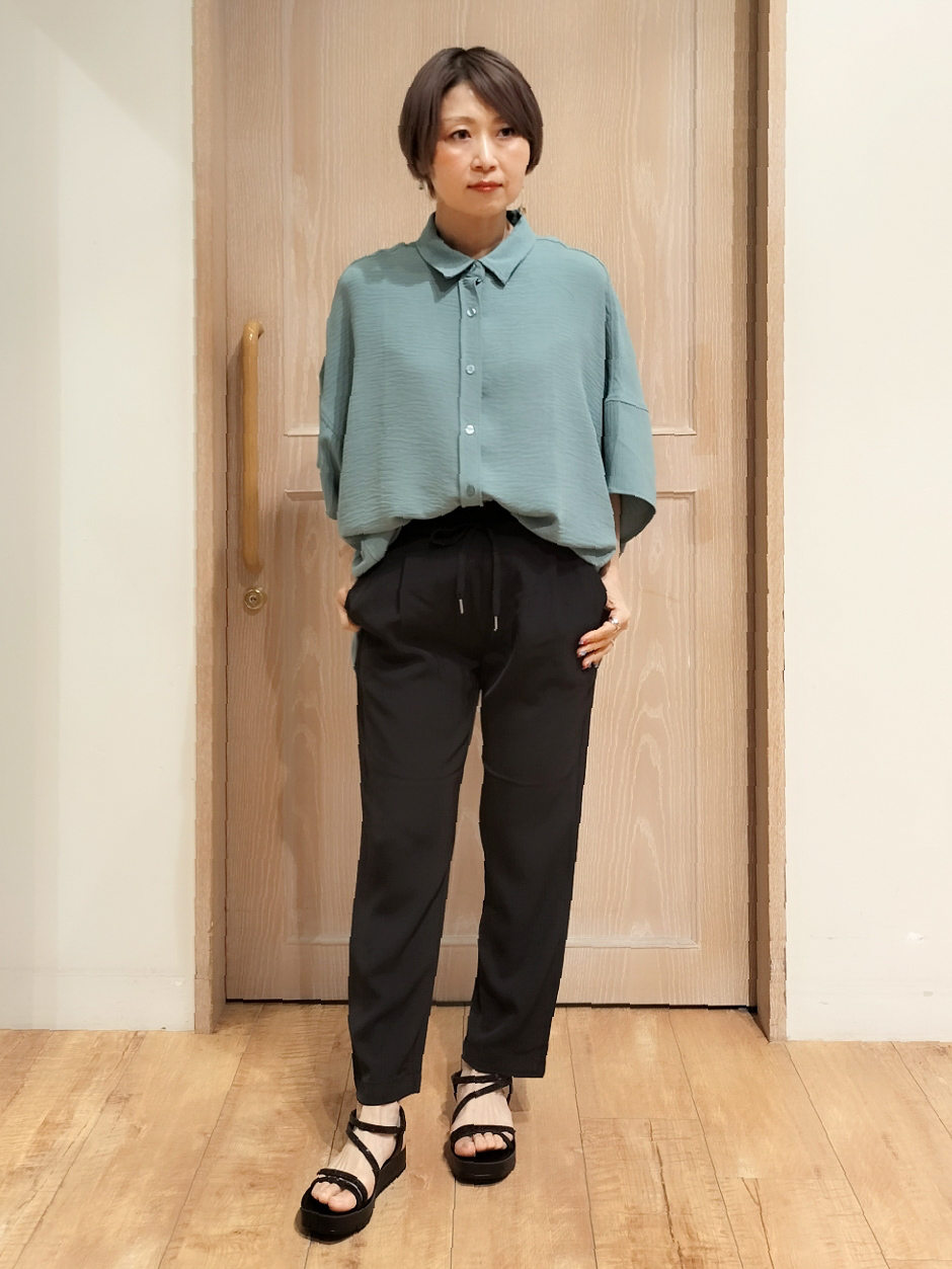 YUKIさんの「SHOO･LA･RUE｜【高レビュー/洗濯後しわになりにくい/体型カバー】きちんとゆるっと 大人の抜け感 ポンチョ風カラーシ」を使ったコーディネート