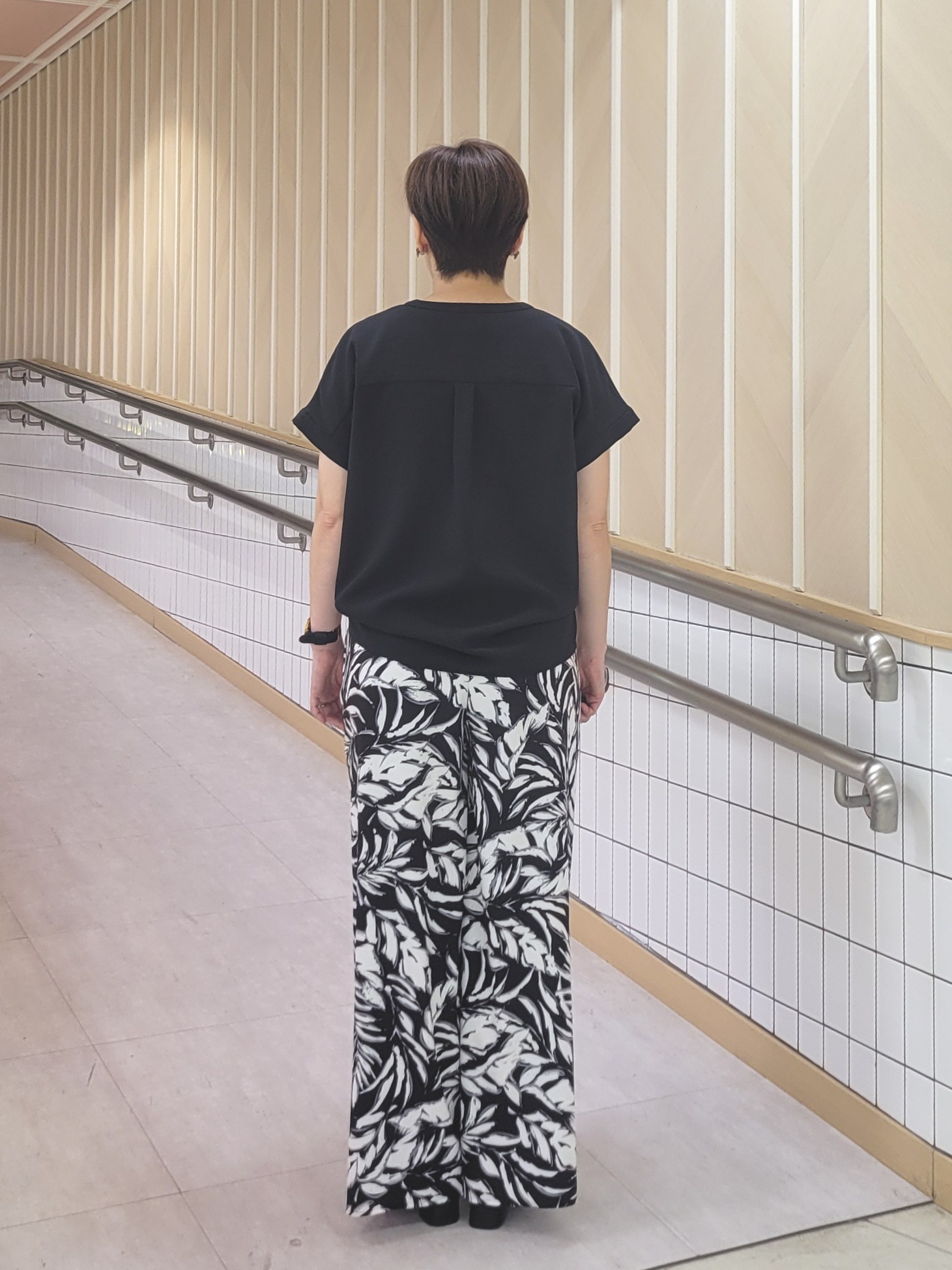 tomoさんの「COUP DE CHANCE｜【手洗い可／セットアップ可】キーネックブラウス」を使ったコーディネート