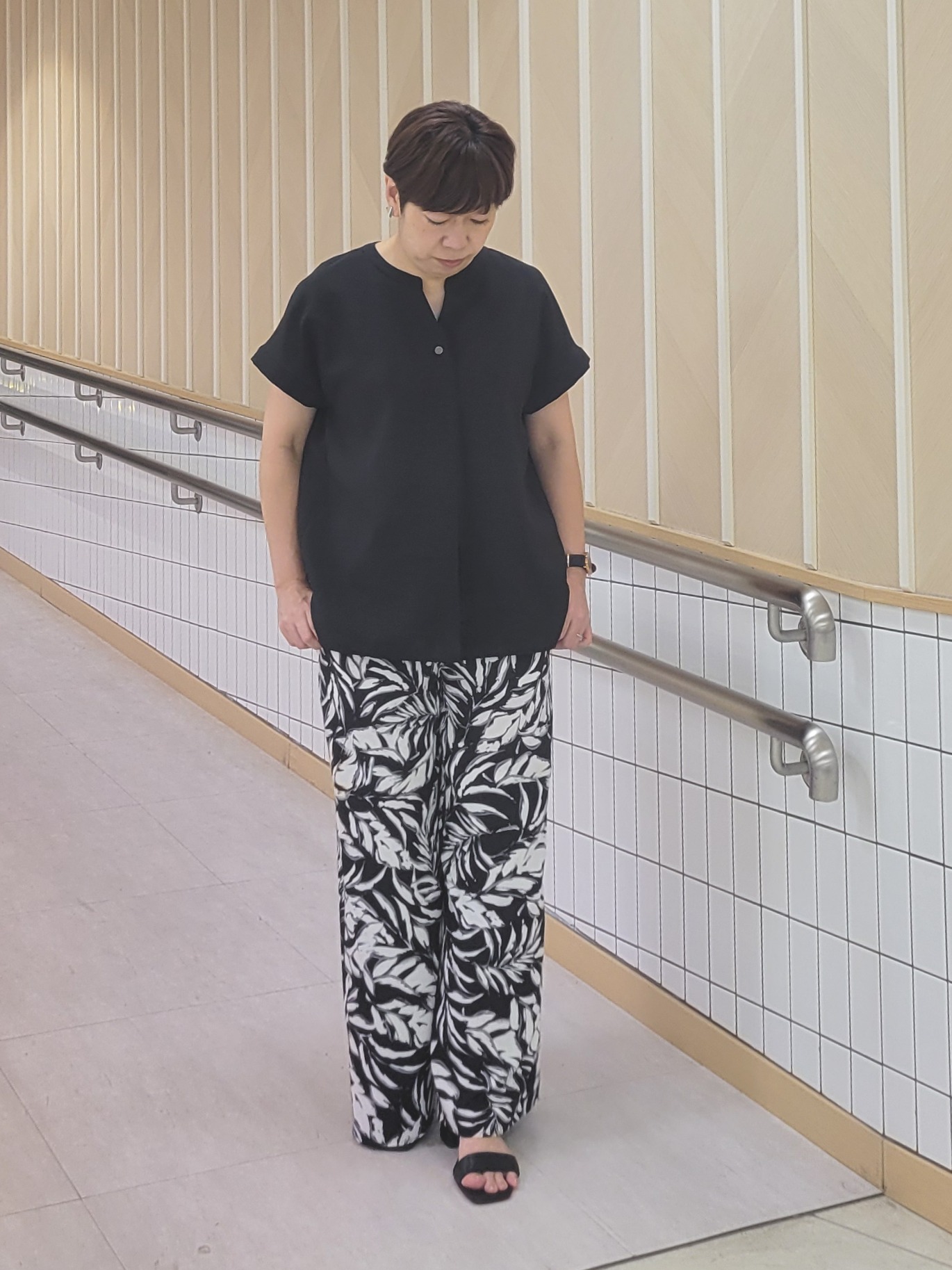 tomoさんの「COUP DE CHANCE｜【手洗い可／セットアップ可】キーネックブラウス」を使ったコーディネート