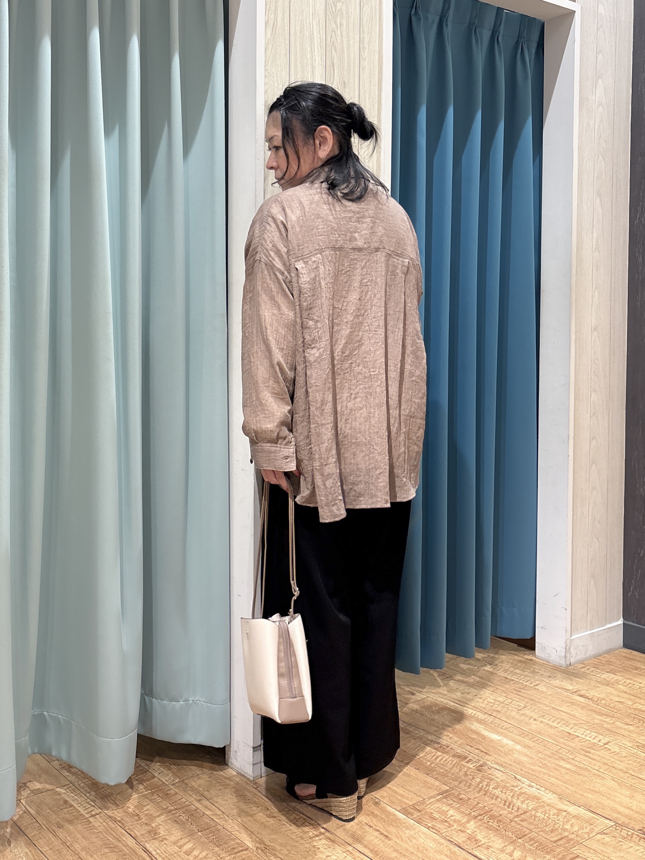 わかさんの「SHOO･LA･RUE｜【体型カバー】ふんわり質感 やわらかこなれシアーシャツ」を使ったコーディネート