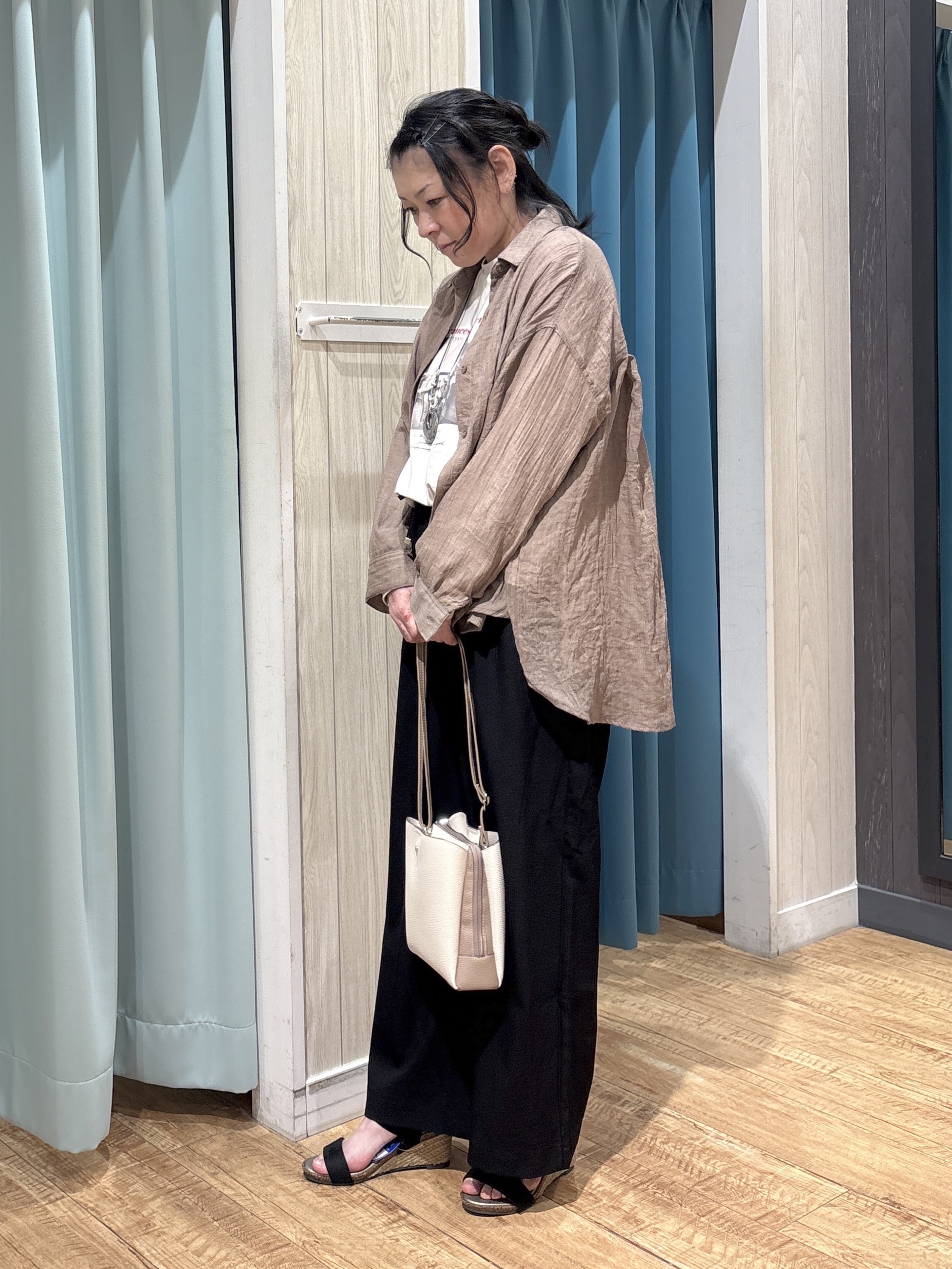 わかさんの「SHOO･LA･RUE｜【体型カバー】ふんわり質感 やわらかこなれシアーシャツ」を使ったコーディネート