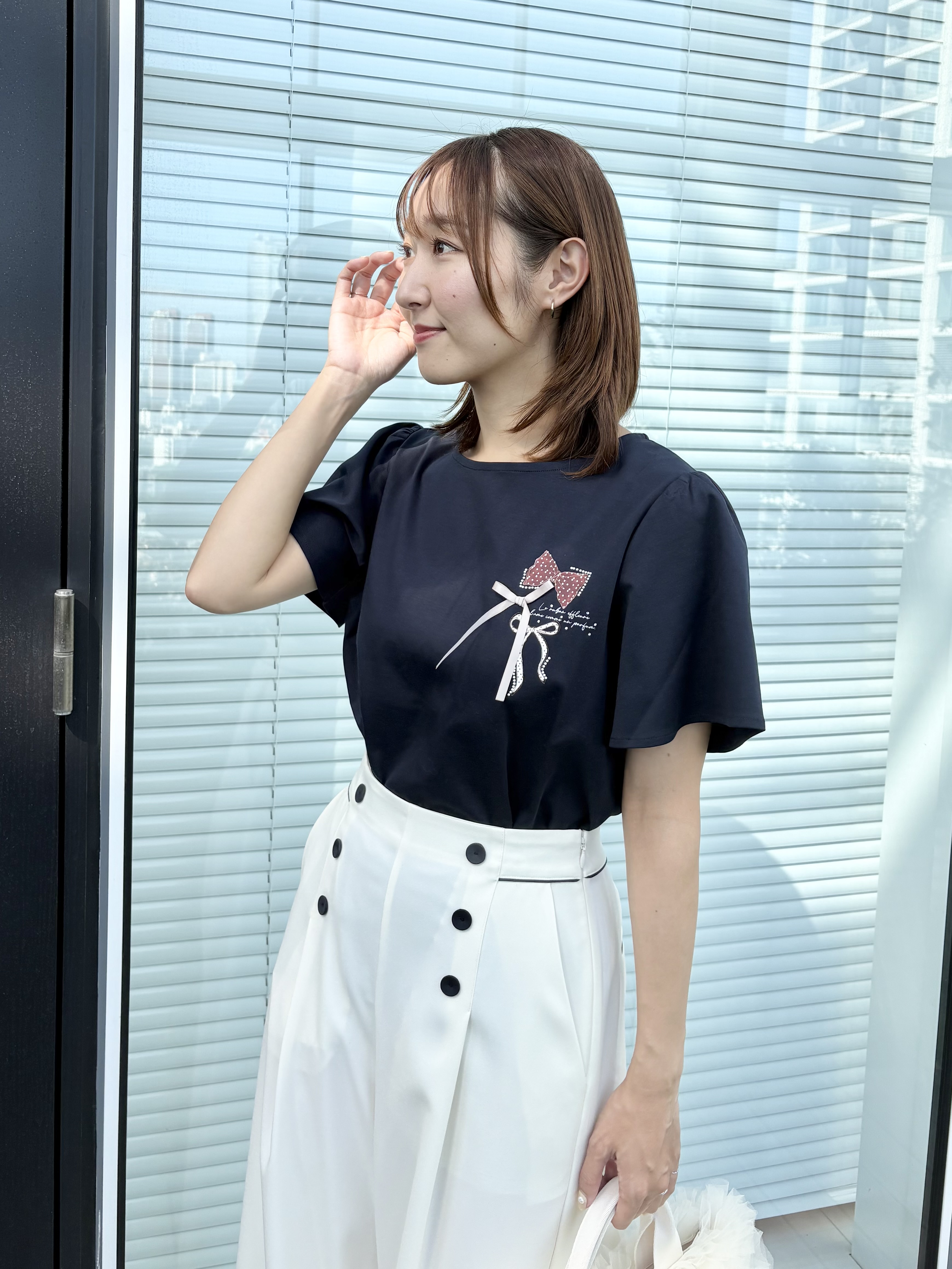 みぃさんの「Couture brooch｜【接触冷感・UVカット・洗える】リボンプリントTシャツ」を使ったコーディネート