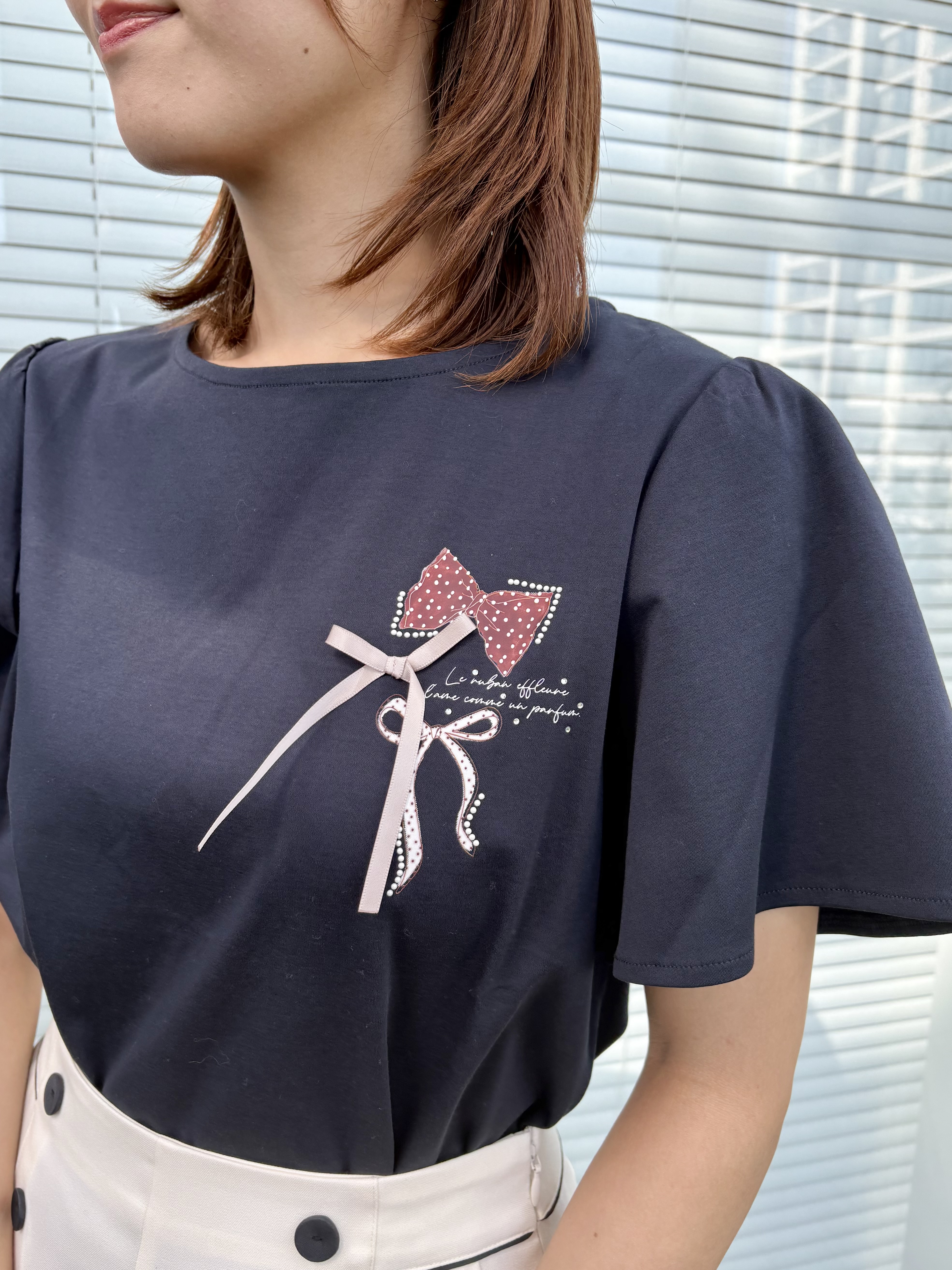 みぃさんの「Couture brooch｜【接触冷感・UVカット・洗える】リボンプリントTシャツ」を使ったコーディネート