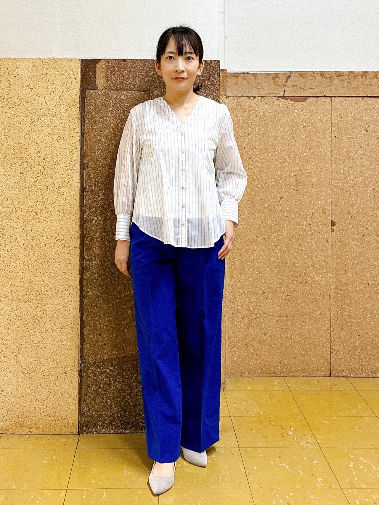 hattoriさんの「INDIVI｜【洗える／軽やか】無地＆ストライプ柄 切替タックブラウス」を使ったコーディネート