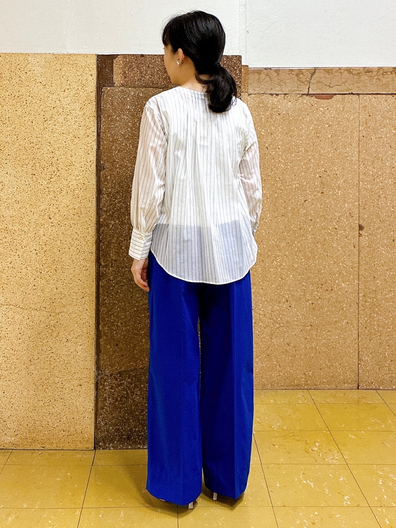 hattoriさんの「INDIVI｜【洗える／軽やか】無地＆ストライプ柄 切替タックブラウス」を使ったコーディネート