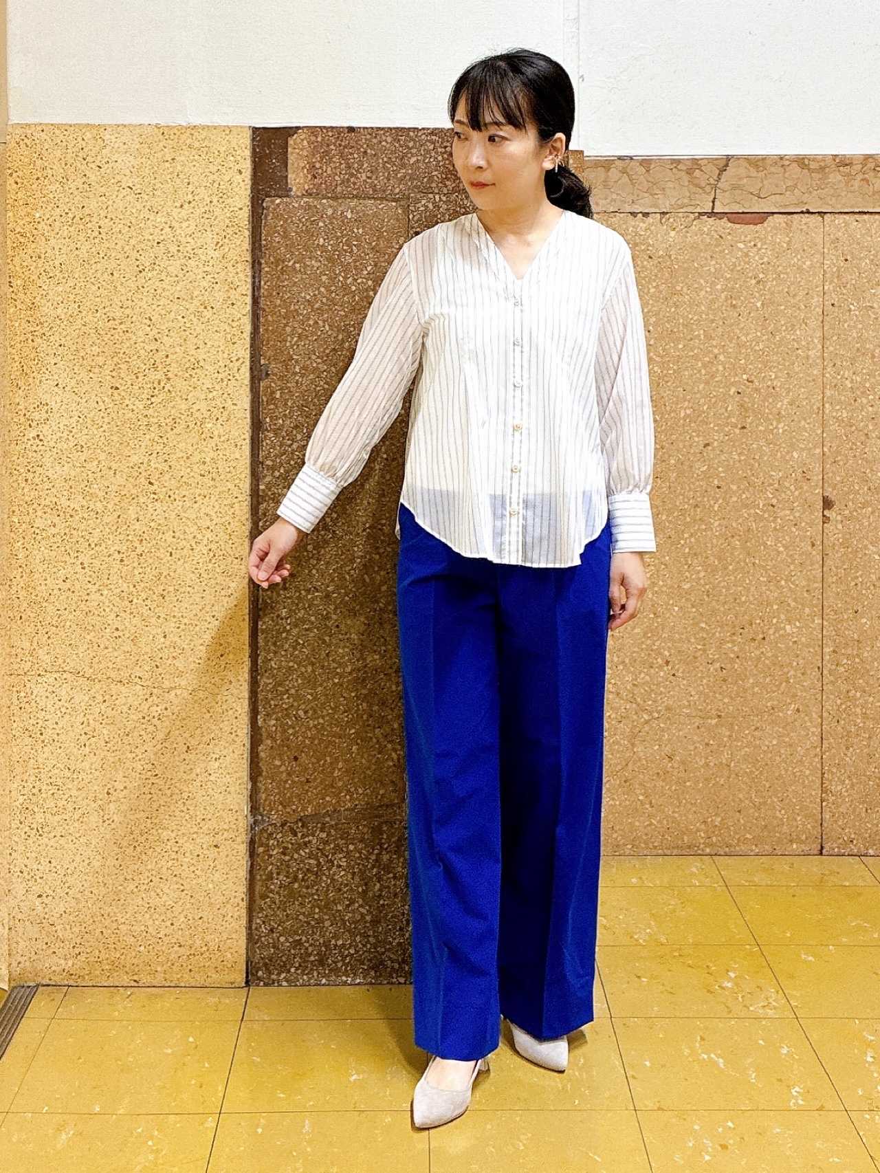 hattoriさんの「INDIVI｜【洗える／軽やか】無地＆ストライプ柄 切替タックブラウス」を使ったコーディネート