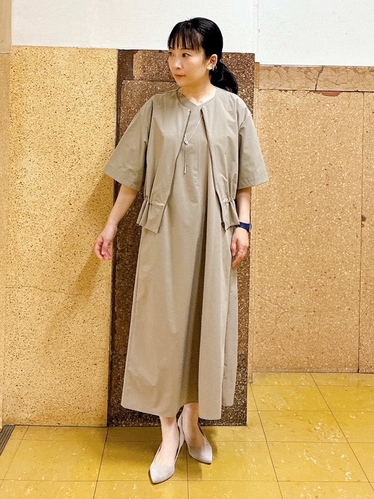 hattoriさんの「INDIVI｜【撥水／UVケア／SETUP可能】軽量ベルト付きAラインワンピース」を使ったコーディネート
