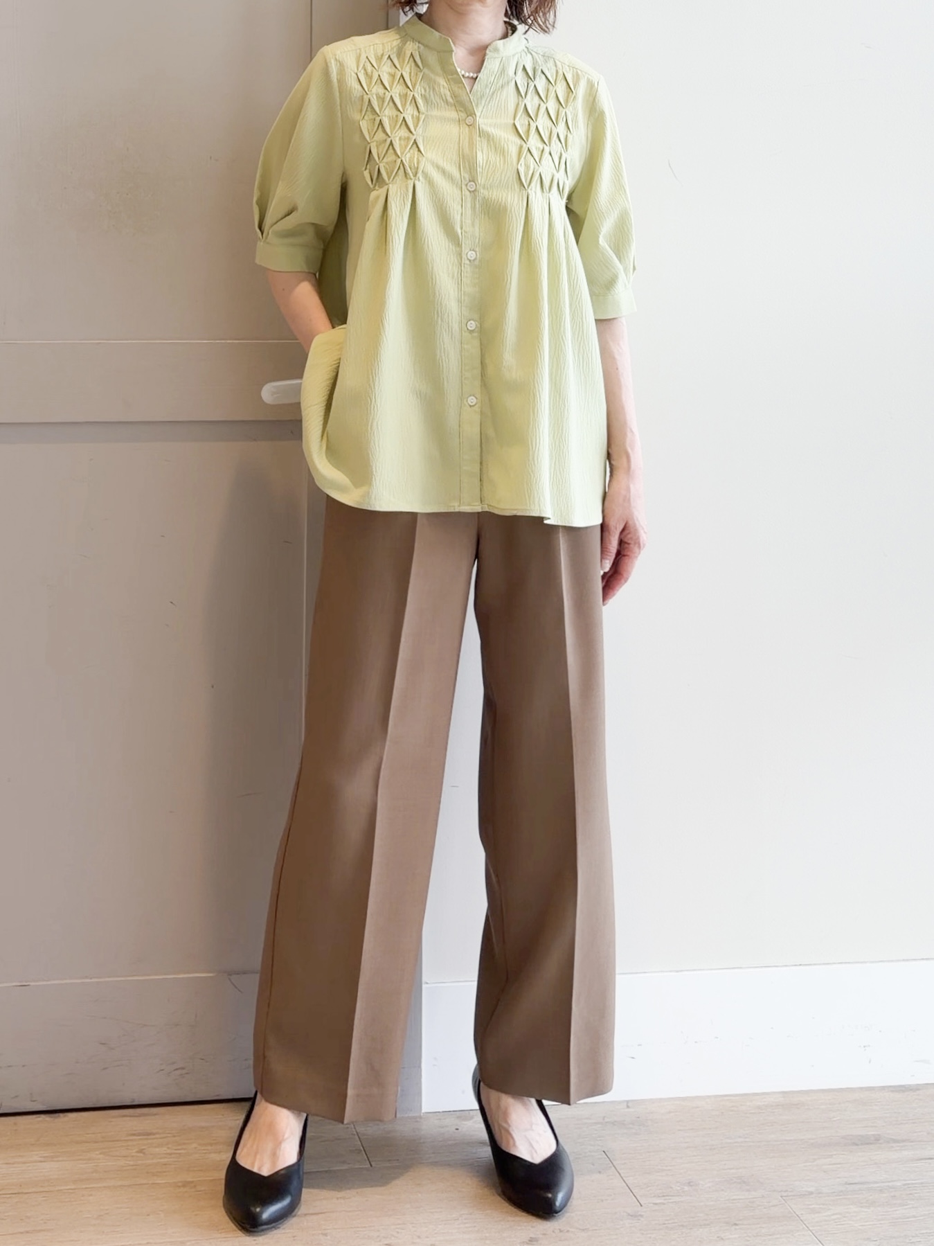 yamakoさんの「grove｜【貴島明日香さん着用/体型カバー】ON・OFF使えるスモッキングタックブラウス」を使ったコーディネート