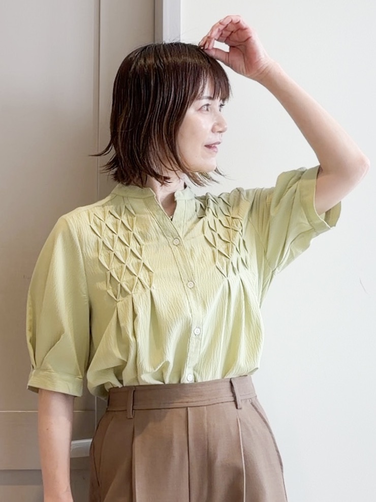 yamakoさんの「grove｜【貴島明日香さん着用/体型カバー】ON・OFF使えるスモッキングタックブラウス」を使ったコーディネート