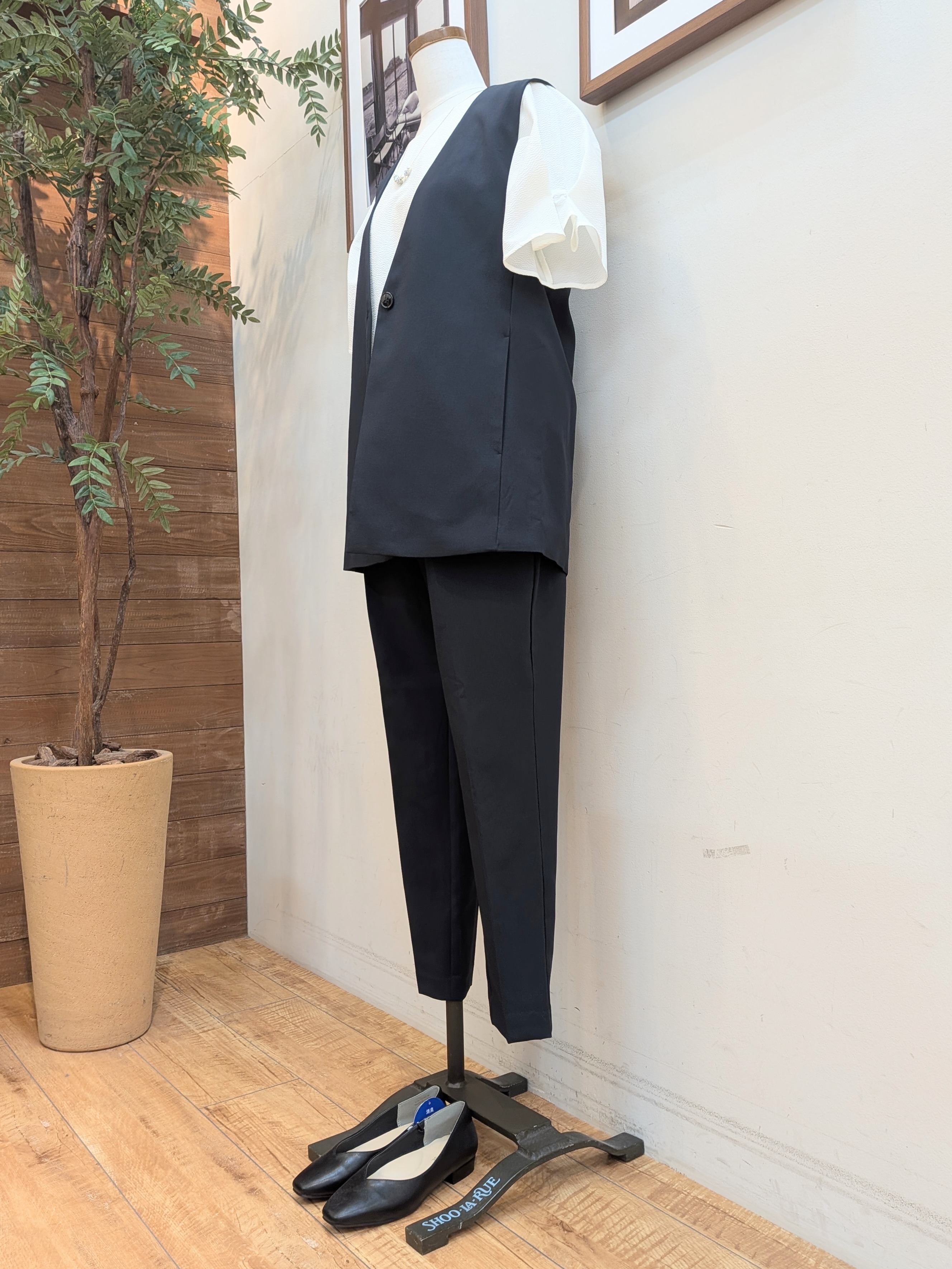 うっちーさんの「SHOO･LA･RUE｜【セットアップ可/洗濯後しわになりにくい/S-LL】シンプルで合わせやすい ノーカラージレ」を使ったコーディネート