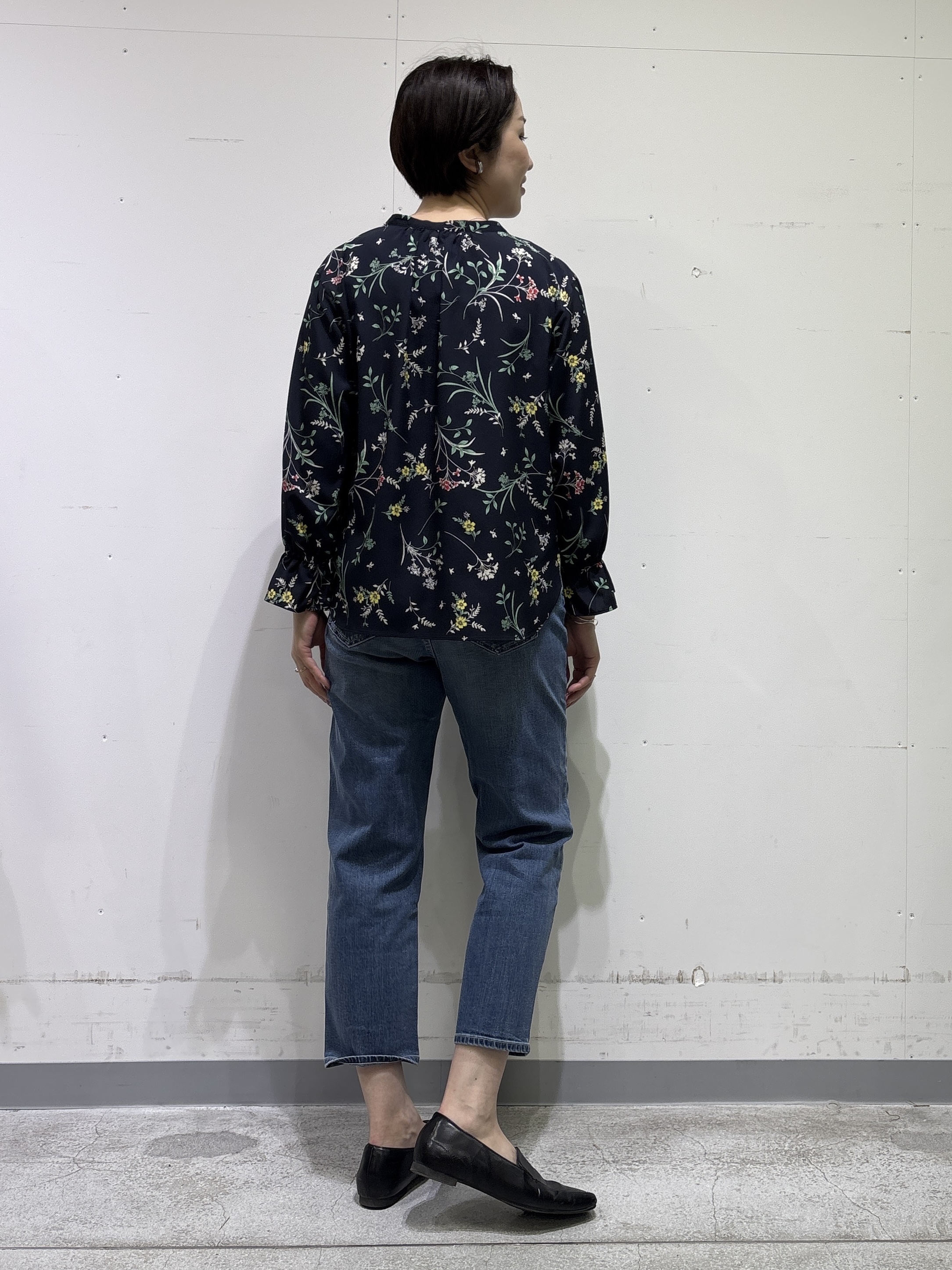 yuriさんの「INDIVI｜【SETUP可能】モダンフラワー柄キャンディスリーブブラウス」を使ったコーディネート
