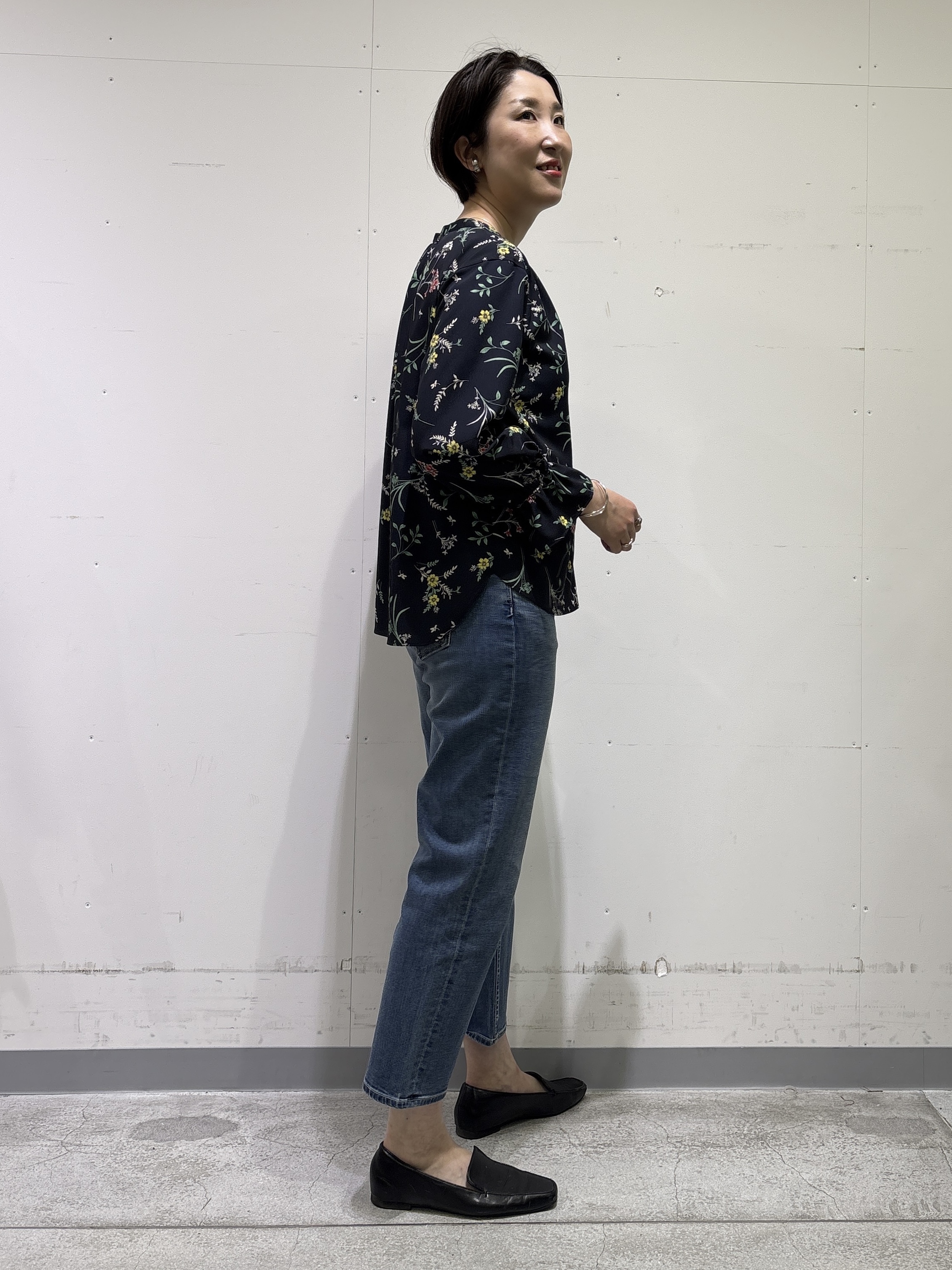 yuriさんの「INDIVI｜【SETUP可能】モダンフラワー柄キャンディスリーブブラウス」を使ったコーディネート