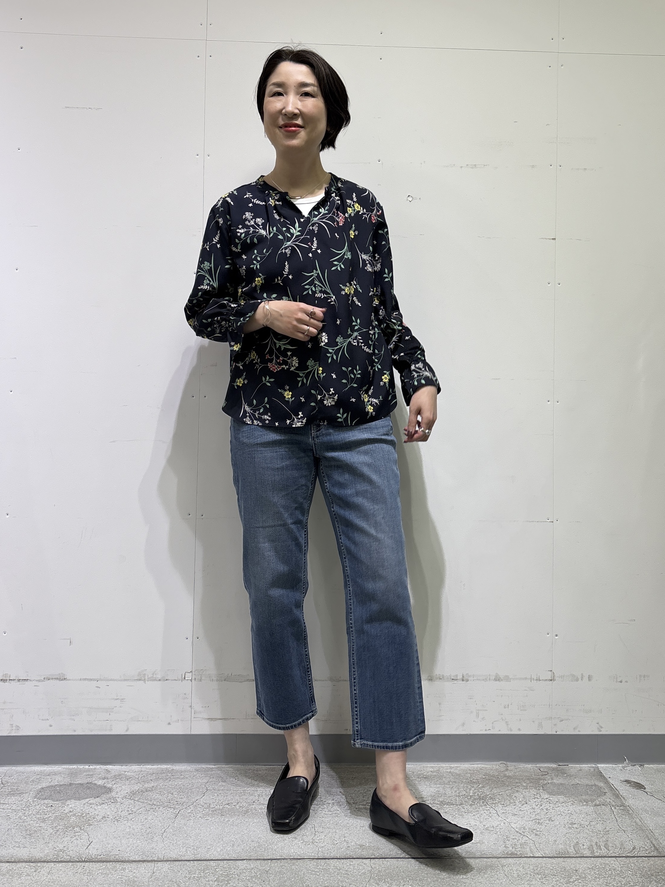 yuriさんの「INDIVI｜【SETUP可能】モダンフラワー柄キャンディスリーブブラウス」を使ったコーディネート
