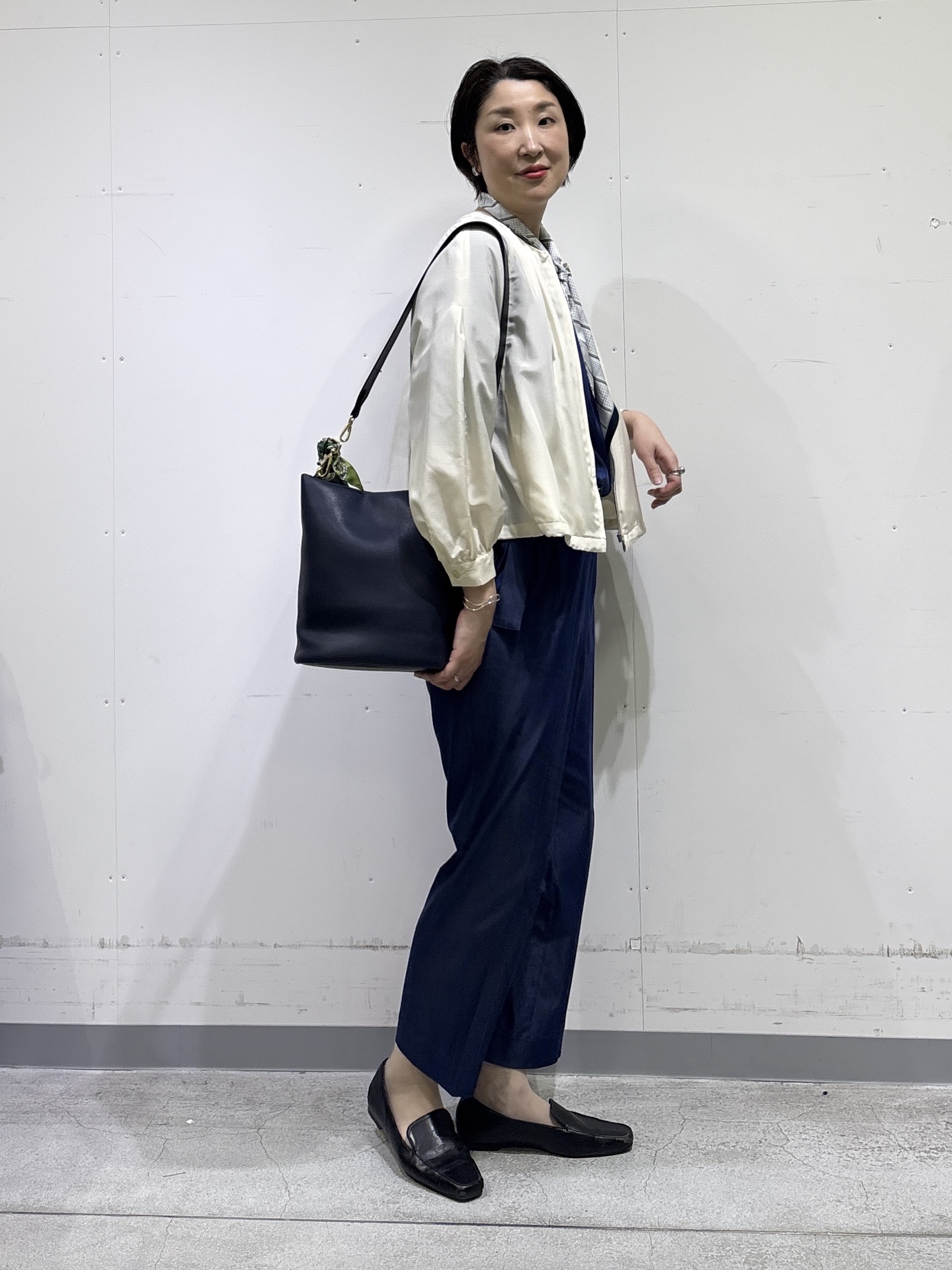 yuriさんの「INDIVI｜【洗える／UVケア／SETUP可能】デニムライク ランタン袖ブラウス」を使ったコーディネート