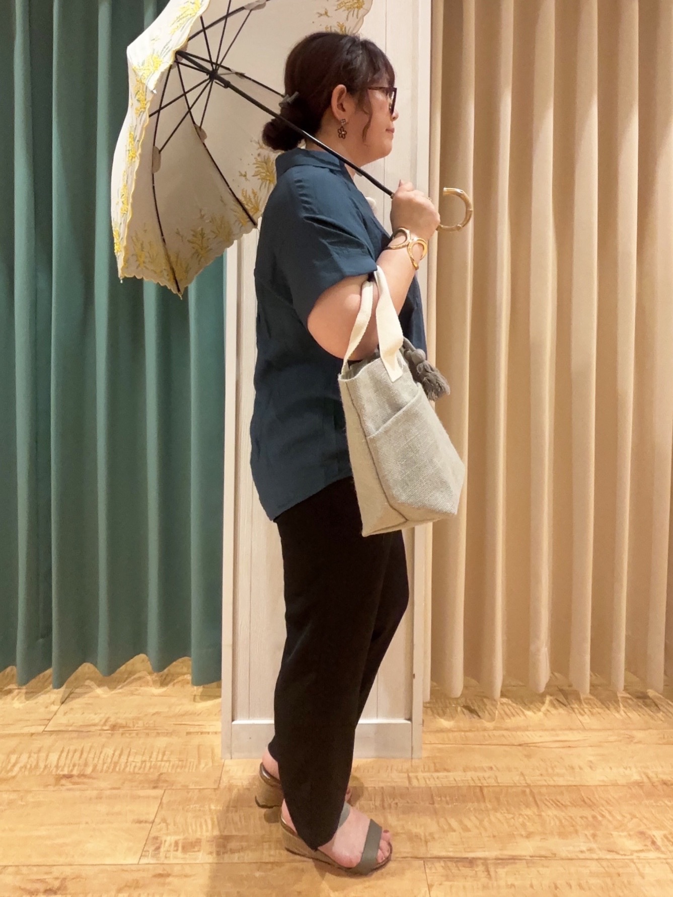 タガさんの「SHOO･LA･RUE｜【ひんやり/S-LL/洗濯機可】インせず着られる 裾タック スキッパーシャツ」を使ったコーディネート