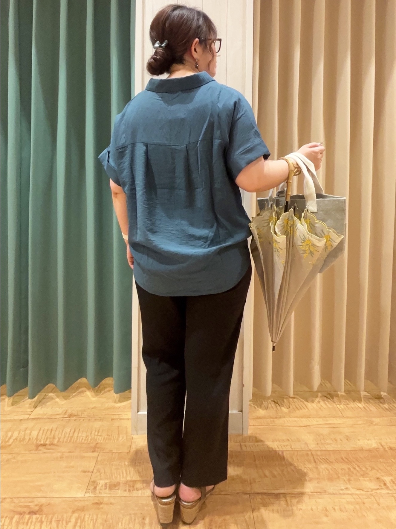 タガさんの「SHOO･LA･RUE｜【ひんやり/S-LL/洗濯機可】インせず着られる 裾タック スキッパーシャツ」を使ったコーディネート