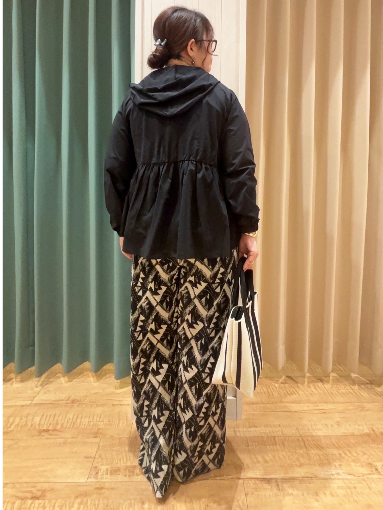 タガさんの「SHOO･LA･RUE｜【ひんやり/S-LL/体型カバー】ペプラムフリルとゴールドパーツが女性らしい UVパーカ」を使ったコーディネート