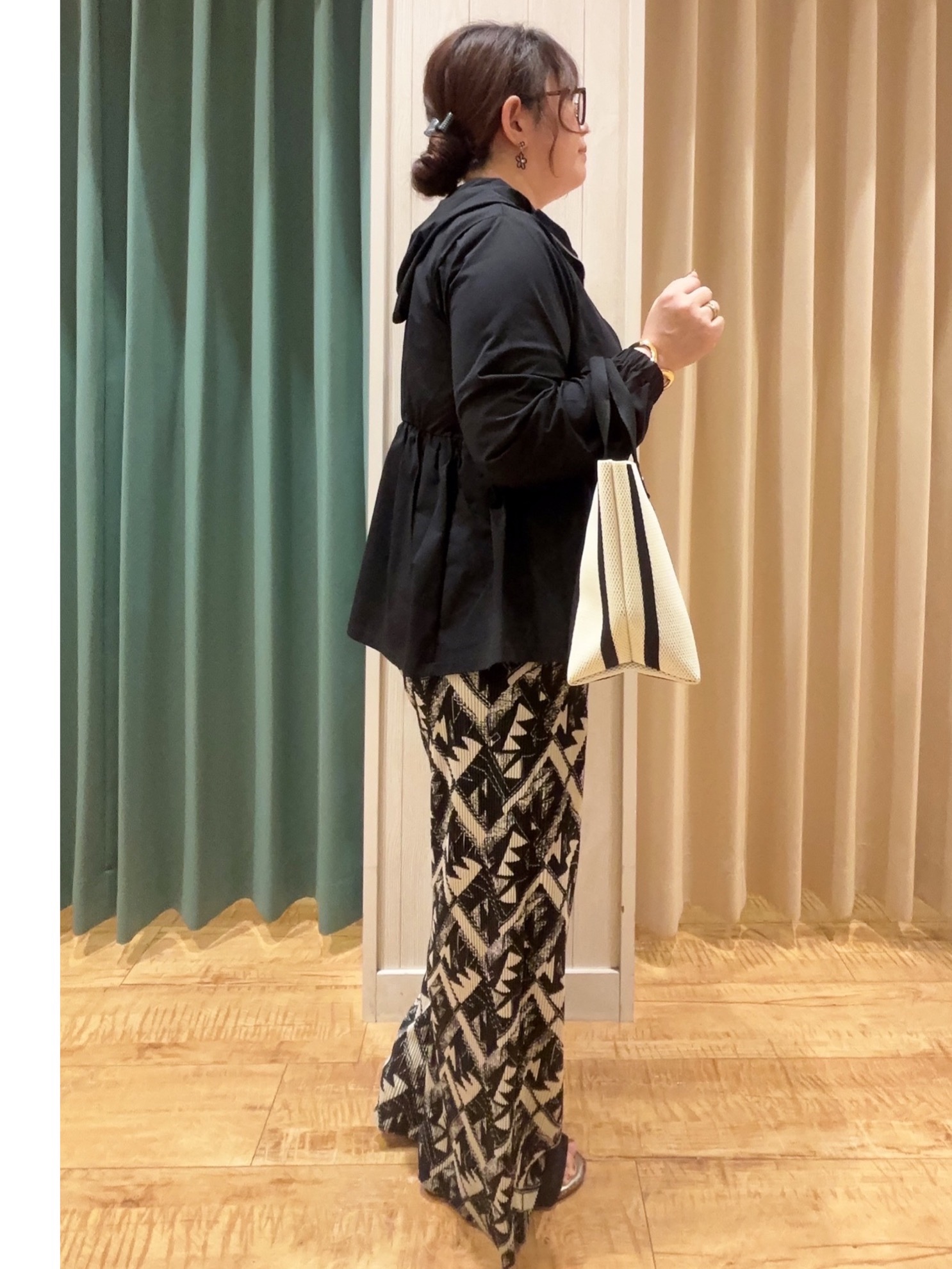 タガさんの「SHOO･LA･RUE｜【ひんやり/S-LL/体型カバー】ペプラムフリルとゴールドパーツが女性らしい UVパーカ」を使ったコーディネート