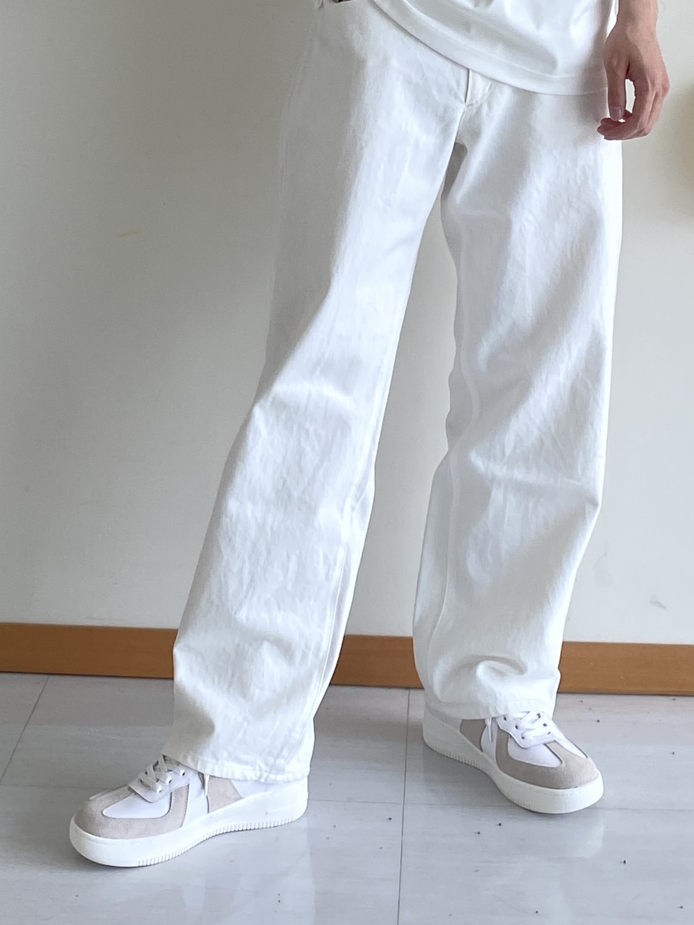 石井友也さんの「TAKEO KIKUCHI｜【BOWLER HAT LABEL】アイスクリアコットン バッククロスピストル 半袖Tシャツ」を使ったコーディネート