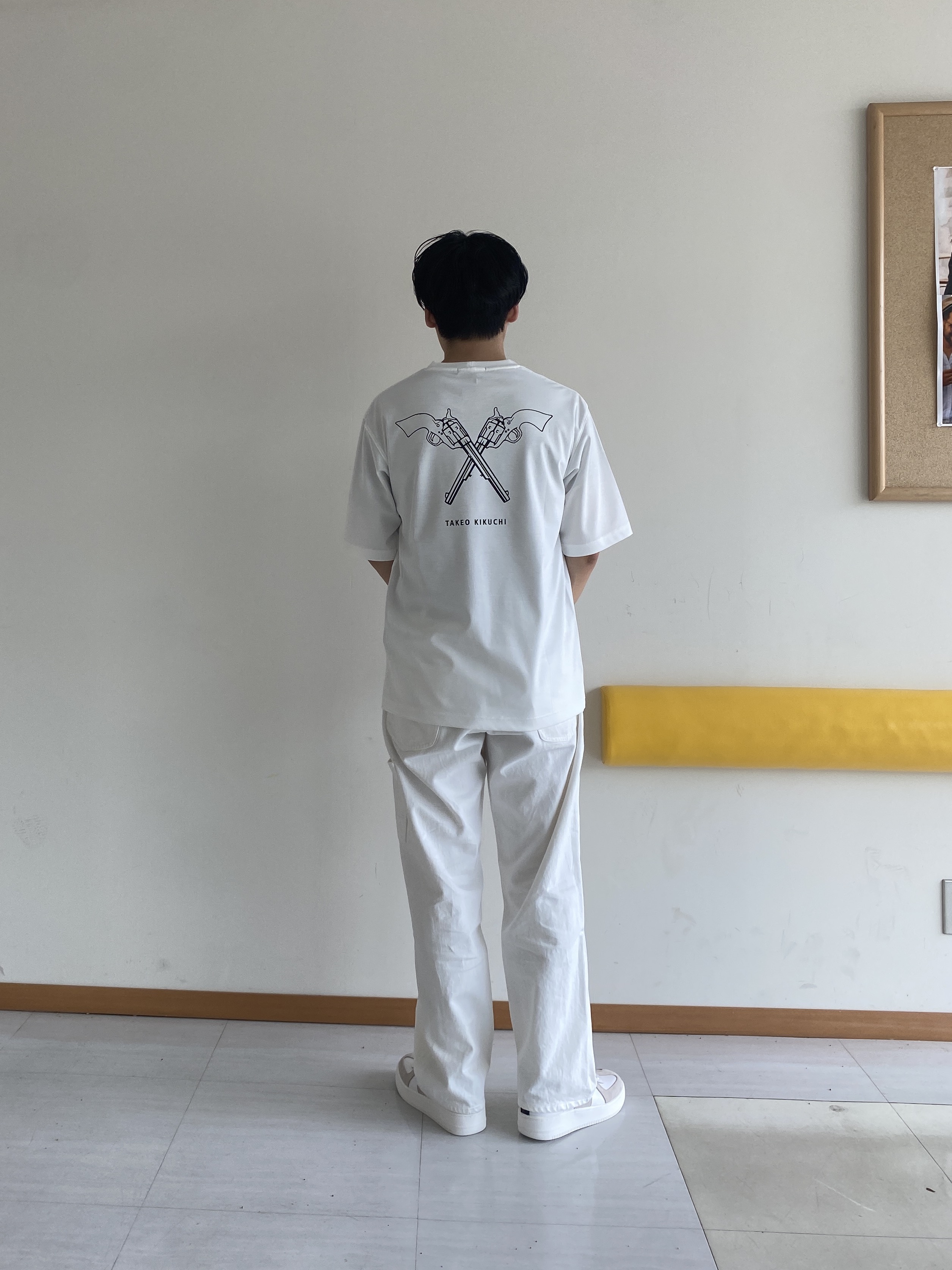 石井友也さんの「TAKEO KIKUCHI｜【BOWLER HAT LABEL】アイスクリアコットン バッククロスピストル 半袖Tシャツ」を使ったコーディネート