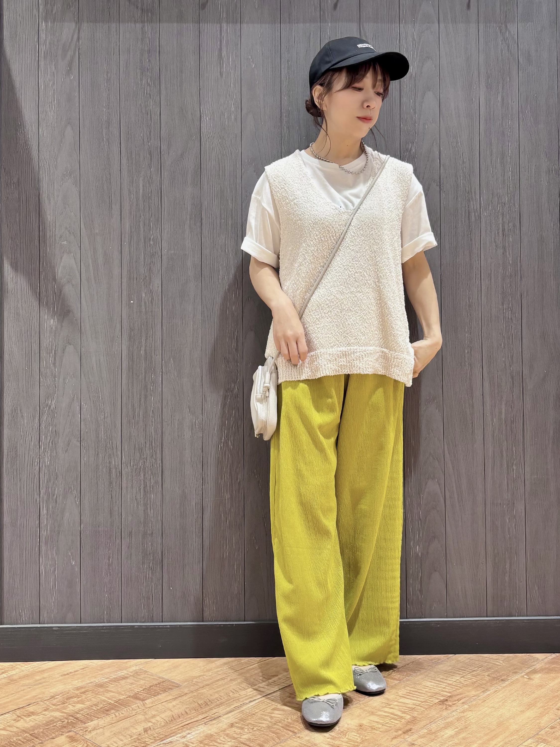 meiさんの「SHOO･LA･RUE｜【2点セット/S-LL】ニットベスト＆ロゴTシャツSET」を使ったコーディネート