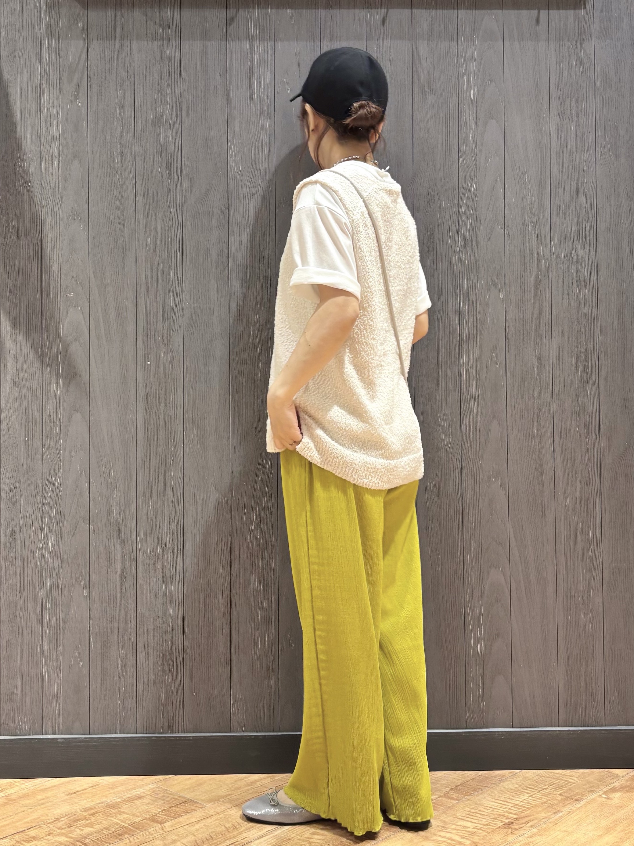 meiさんの「SHOO･LA･RUE｜【2点セット/S-LL】ニットベスト＆ロゴTシャツSET」を使ったコーディネート
