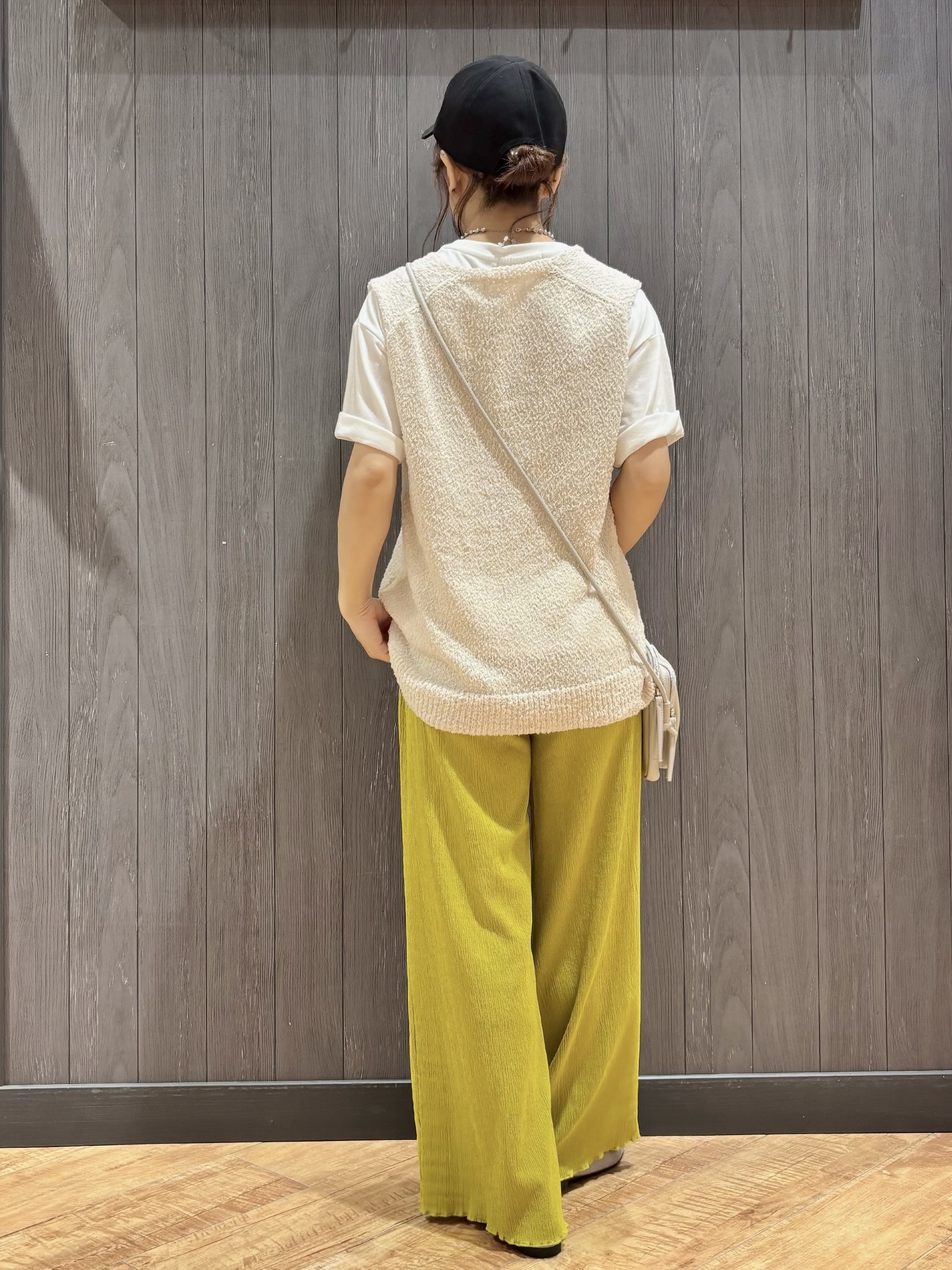 meiさんの「SHOO･LA･RUE｜【2点セット/S-LL】ニットベスト＆ロゴTシャツSET」を使ったコーディネート