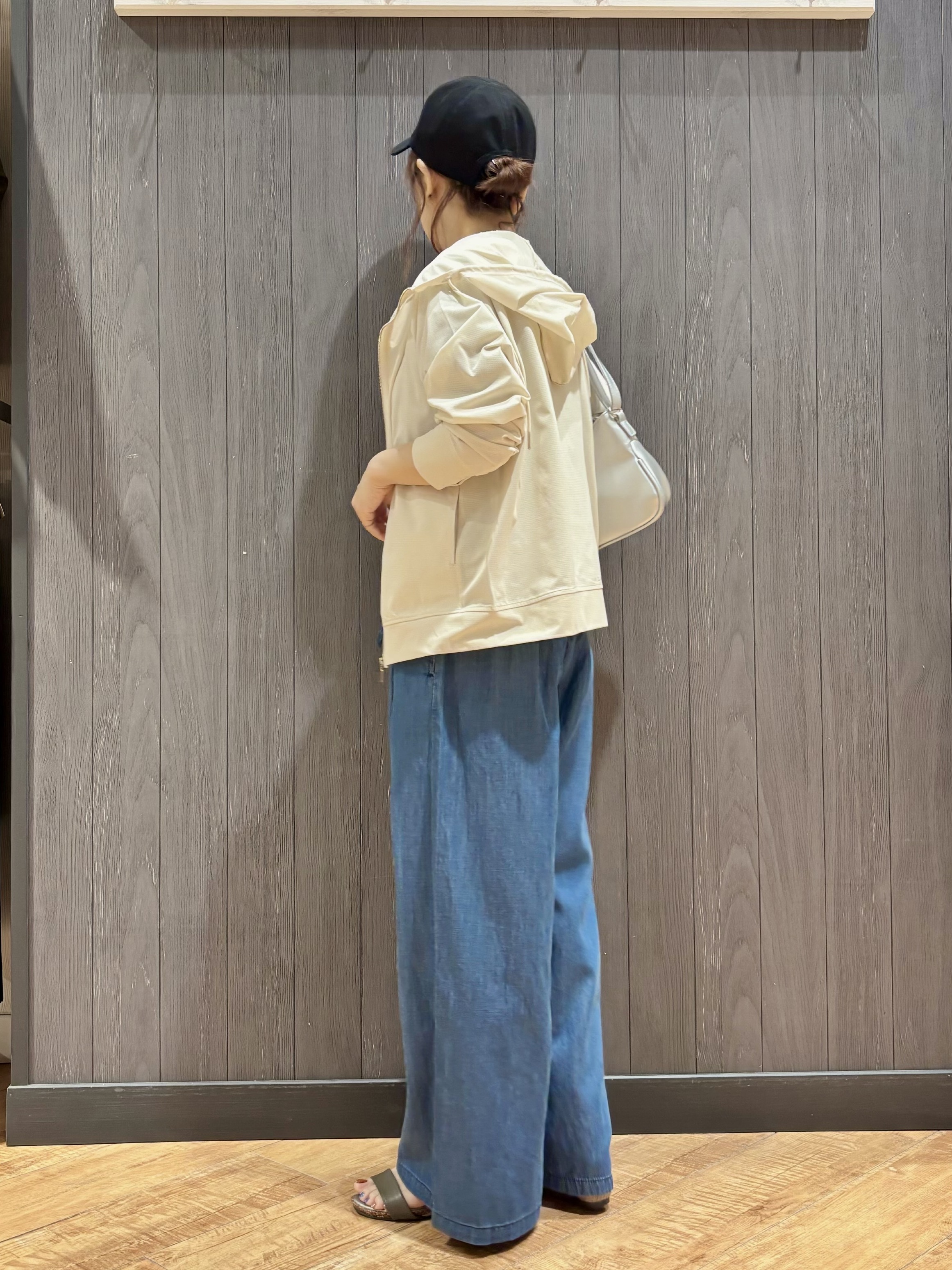 meiさんの「SHOO･LA･RUE｜【ひんやり/UV/洗濯機可】日焼け対策も快適に 指穴つき ジップパーカー」を使ったコーディネート