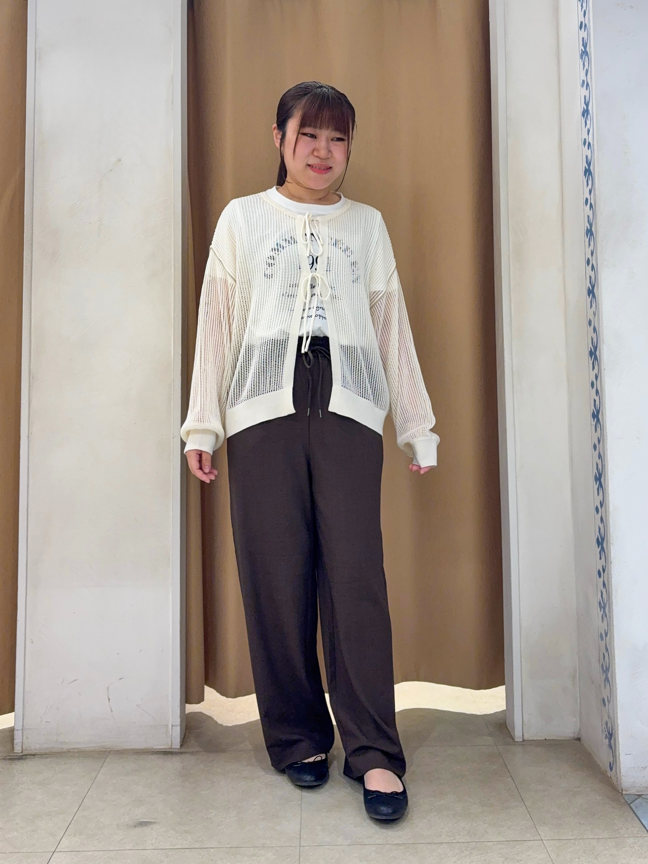 SO(R)Aさんの「SHOO･LA･RUE｜【2点セット/洗濯機可/S-LL】時短でこなれ見え カーデにもなる2WAYメッシュニット+半袖ロゴT」を使ったコーディネート