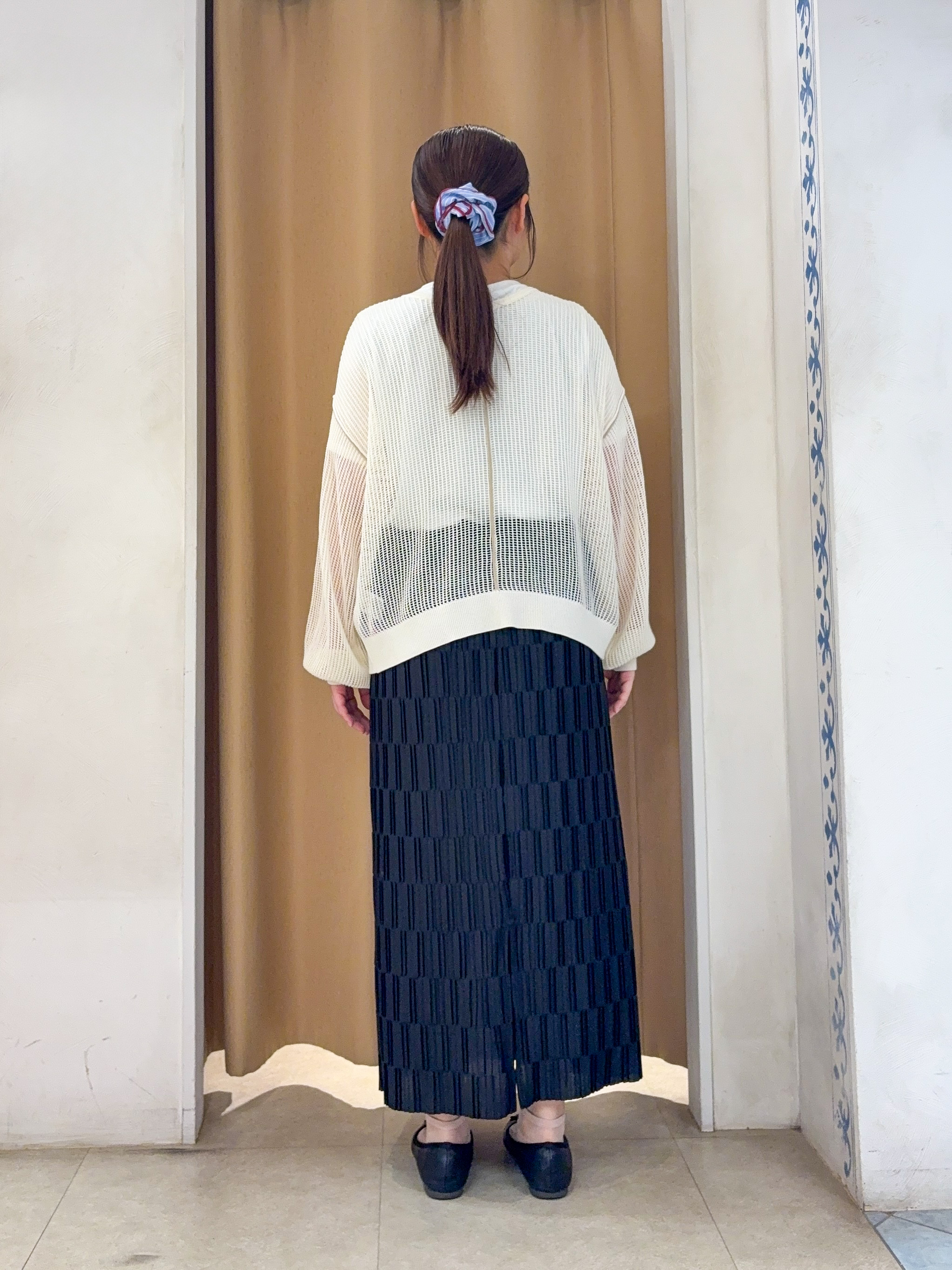 SO(R)Aさんの「SHOO･LA･RUE｜【2点セット/洗濯機可/S-LL】時短でこなれ見え カーデにもなる2WAYメッシュニット+半袖ロゴT」を使ったコーディネート