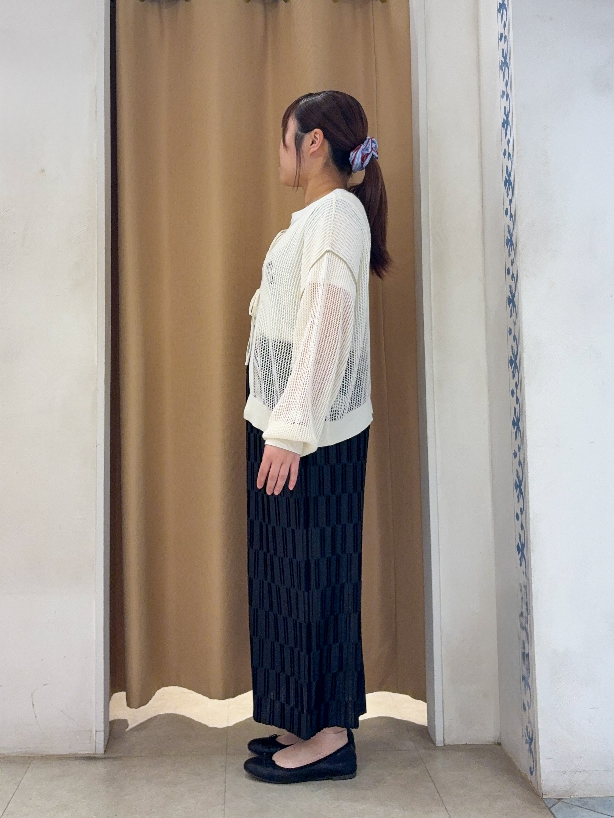 SO(R)Aさんの「SHOO･LA･RUE｜【2点セット/洗濯機可/S-LL】時短でこなれ見え カーデにもなる2WAYメッシュニット+半袖ロゴT」を使ったコーディネート