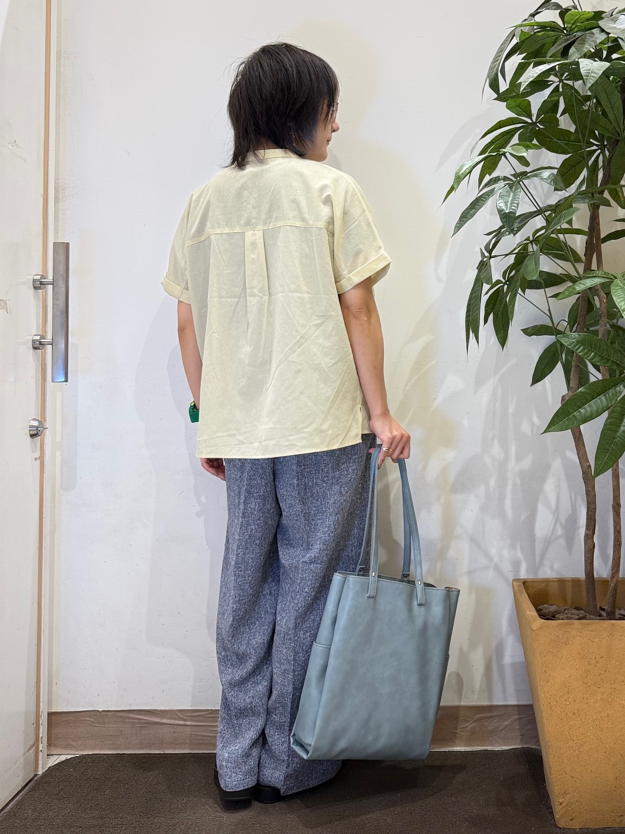 misakiさんの「SHOO･LA･RUE｜【さらり快適/洗濯機可/S-LL】風が通り抜ける 半袖バンドカラーシアーシャツ」を使ったコーディネート