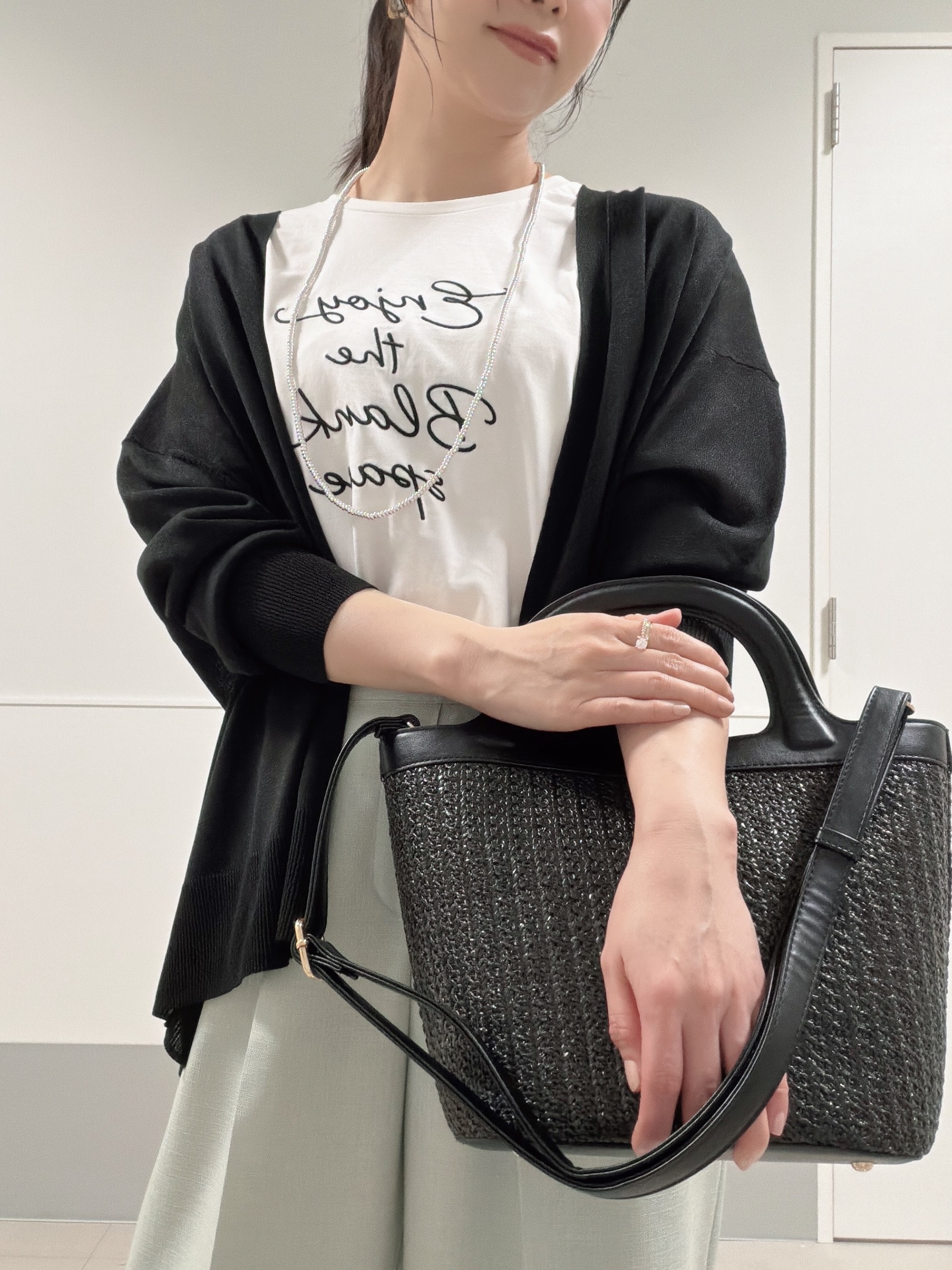 アースさんの「Reflect｜【接触冷感】ラインアート刺繍Tシャツ」を使ったコーディネート