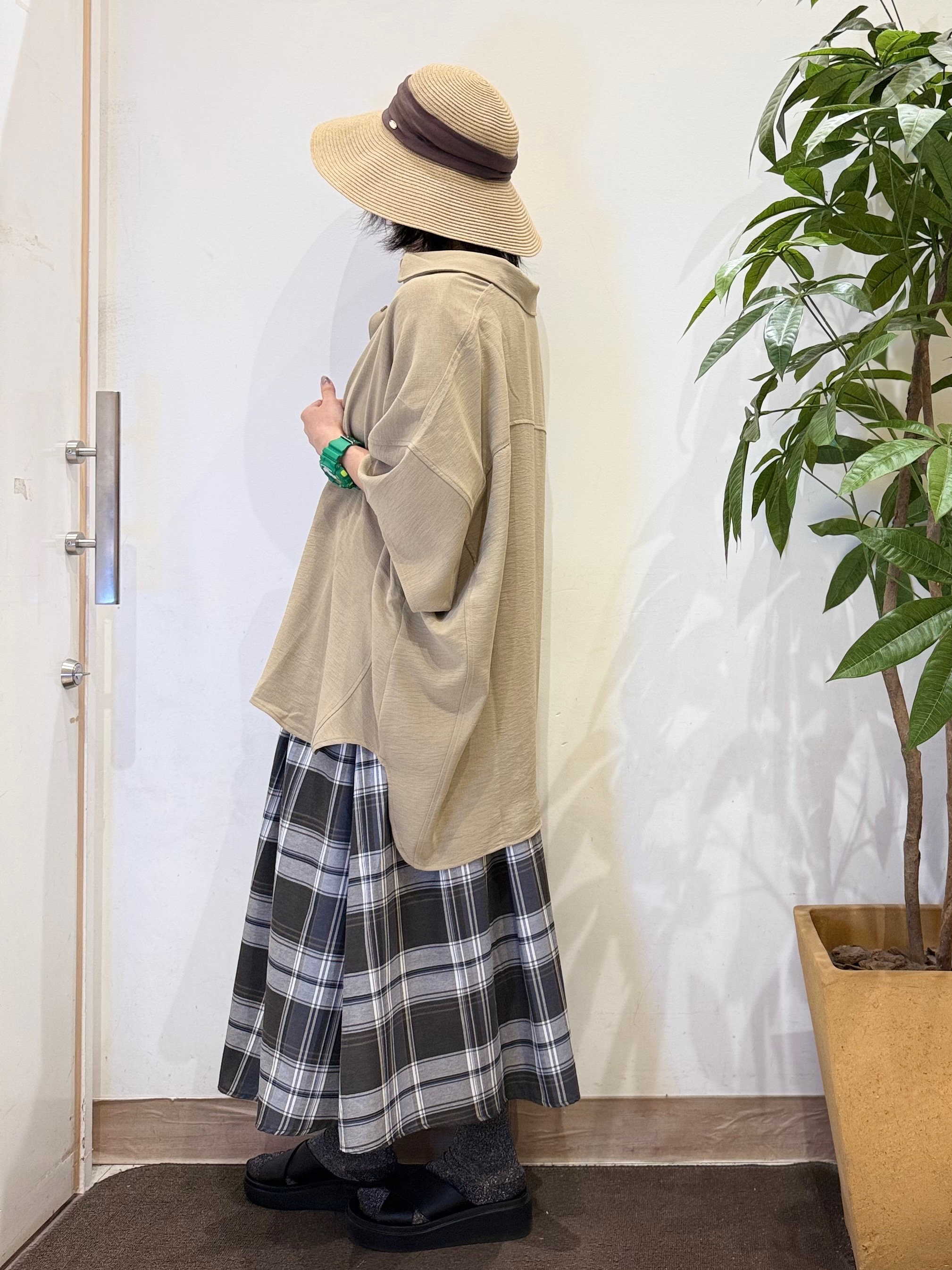 misakiさんの「SHOO･LA･RUE｜【高レビュー/洗濯後しわになりにくい/体型カバー】きちんとゆるっと 大人の抜け感 ポンチョ風カラーシ」を使ったコーディネート