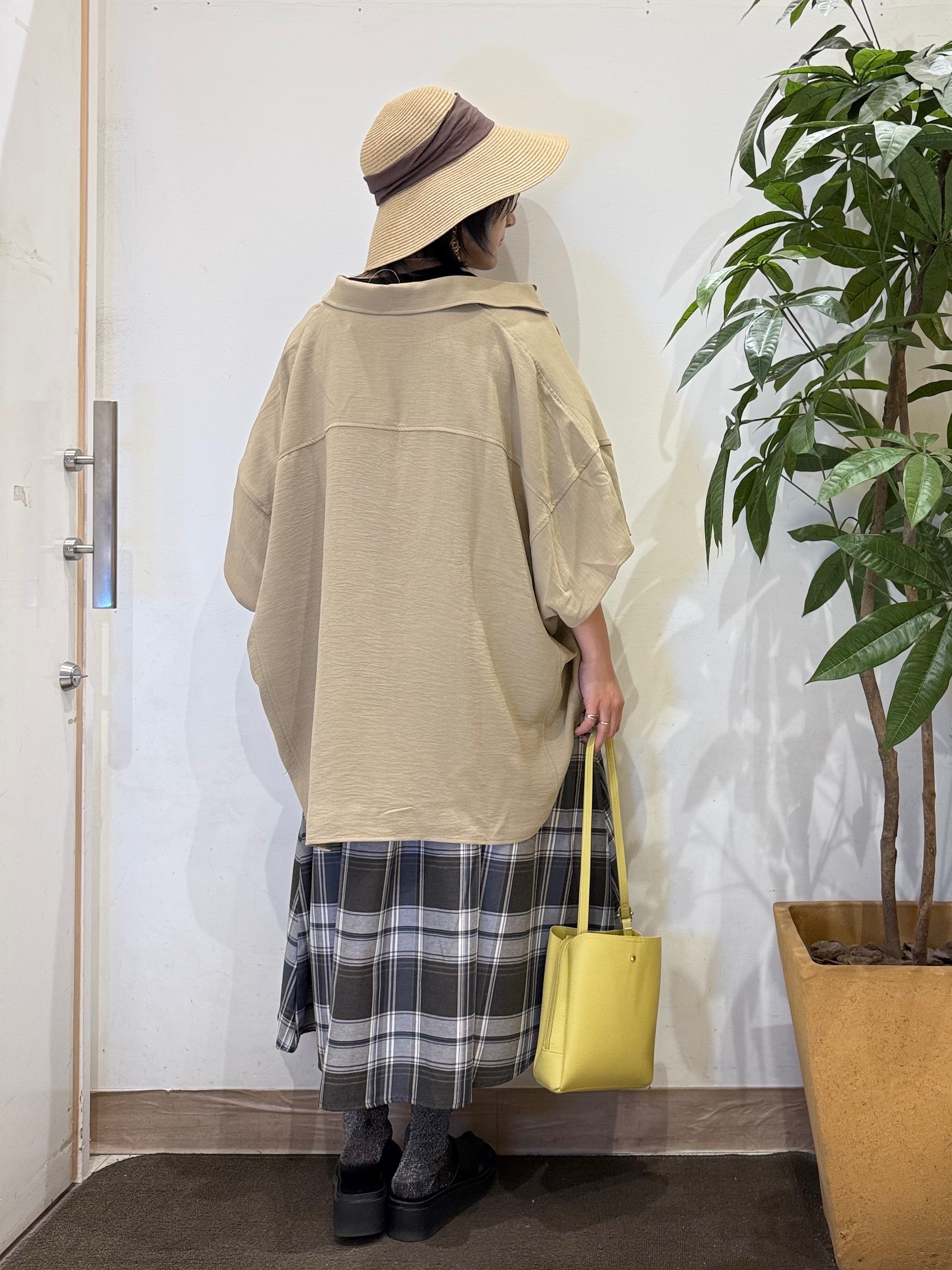 misakiさんの「SHOO･LA･RUE｜【高レビュー/洗濯後しわになりにくい/体型カバー】きちんとゆるっと 大人の抜け感 ポンチョ風カラーシ」を使ったコーディネート
