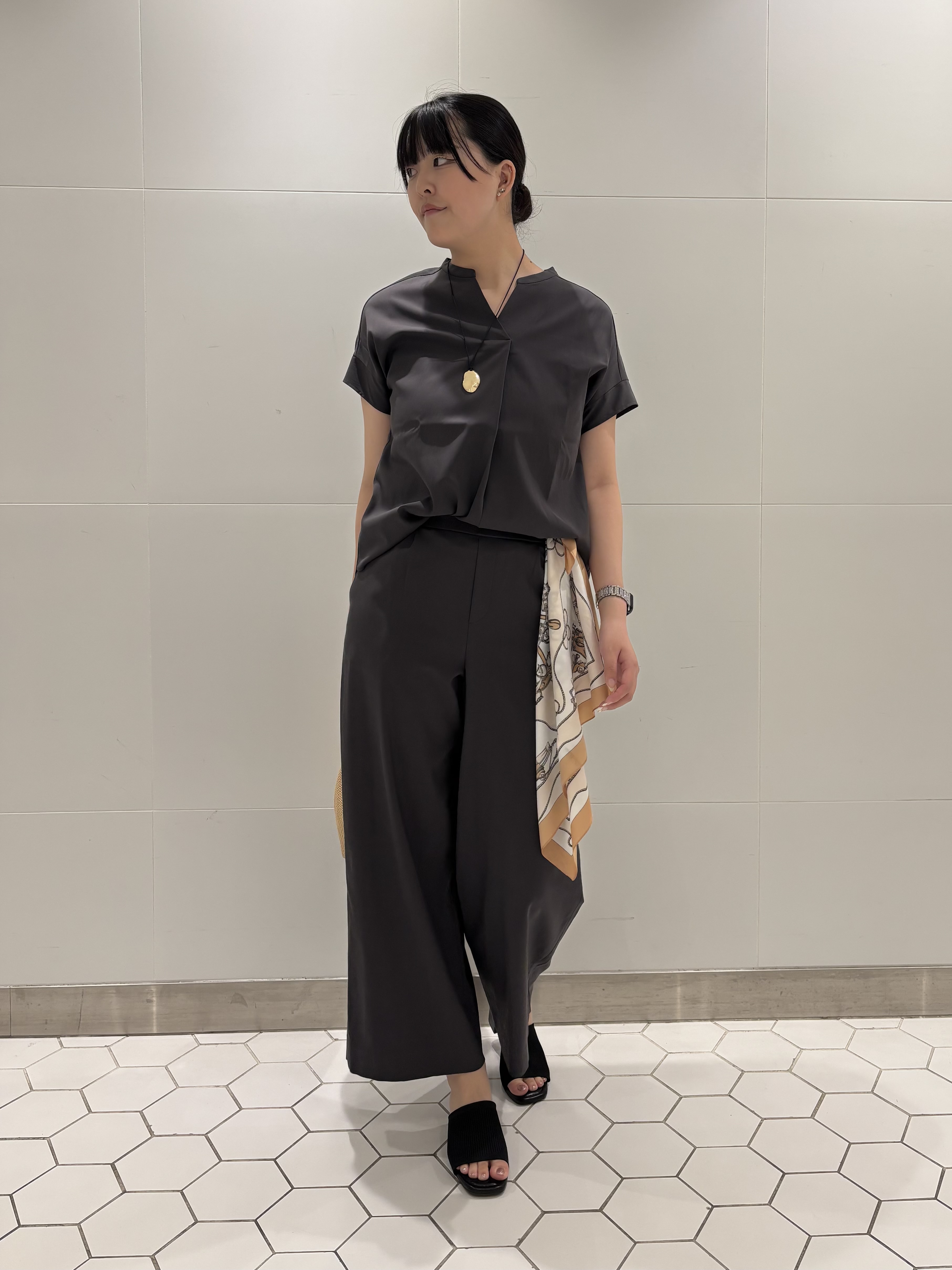 koharuさんの「INDIVI｜【褒められパンツ／洗える／ウエストゴム】ワイドタックパンツ」を使ったコーディネート