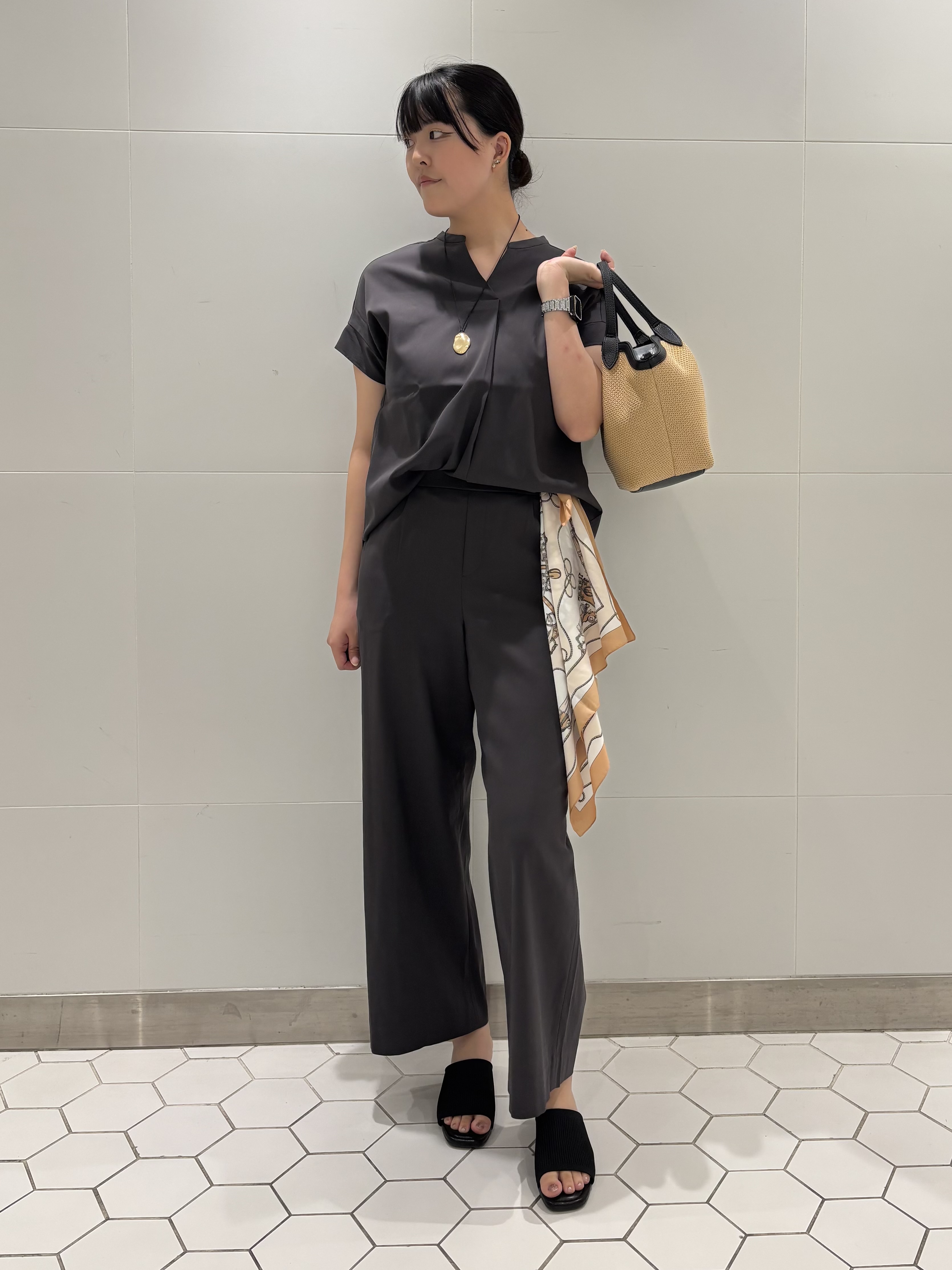 koharuさんの「INDIVI｜【褒められパンツ／洗える／ウエストゴム】ワイドタックパンツ」を使ったコーディネート