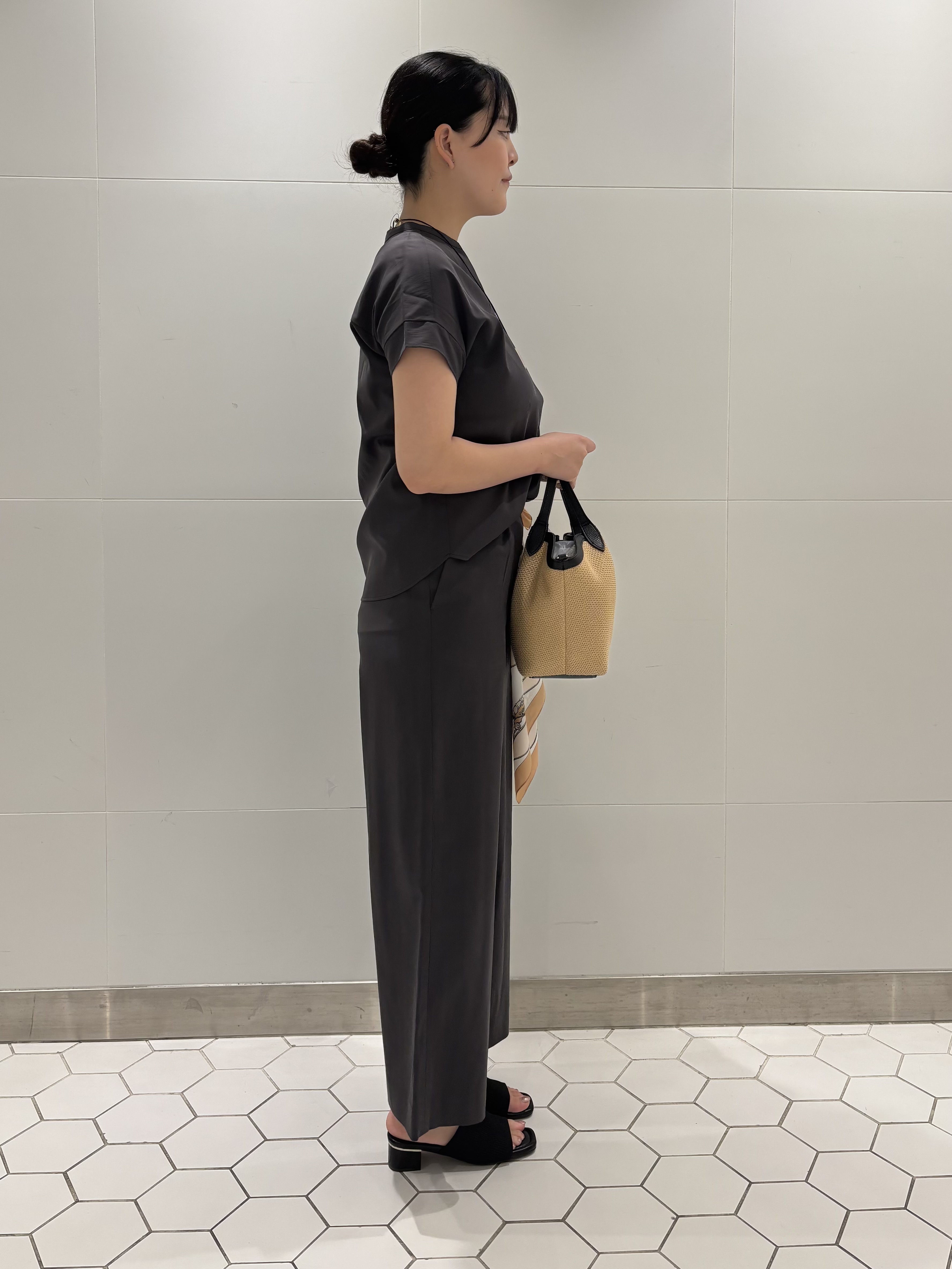 koharuさんの「INDIVI｜【褒められパンツ／洗える／ウエストゴム】ワイドタックパンツ」を使ったコーディネート