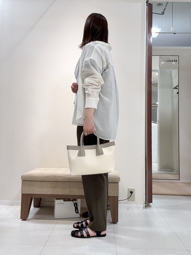 YUIさんの「UNTITLED｜【2WAY/マシンウォッシャブル】カシュクールデザインシャツ」を使ったコーディネート