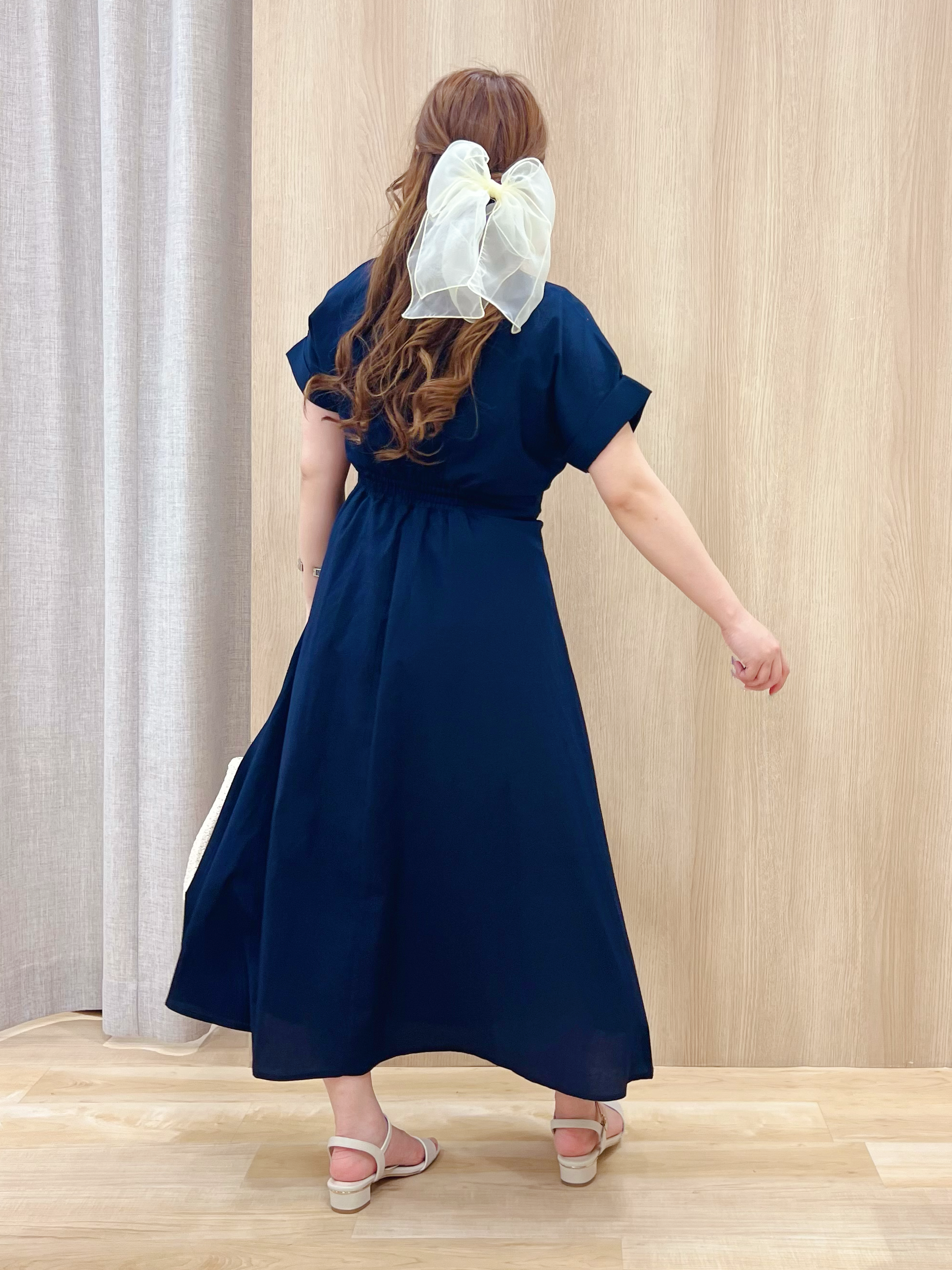 みことさんの「grove｜【洗える】さらっと軽やか、カシュクール風サッカーワンピース」を使ったコーディネート