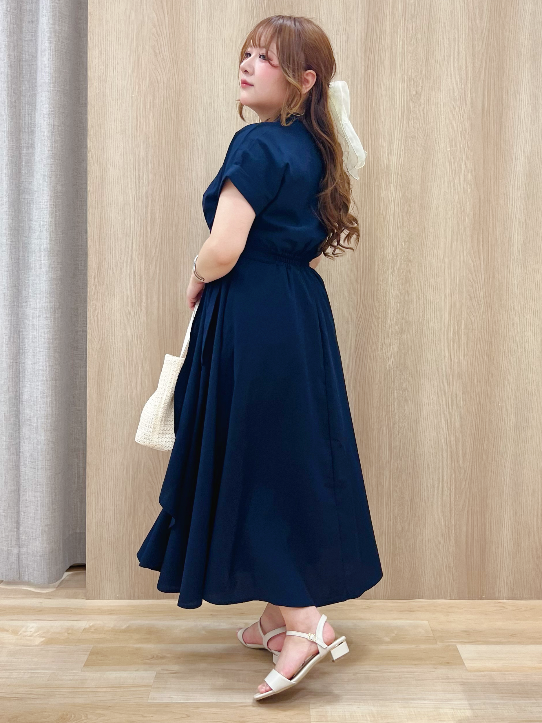 みことさんの「grove｜【洗える】さらっと軽やか、カシュクール風サッカーワンピース」を使ったコーディネート