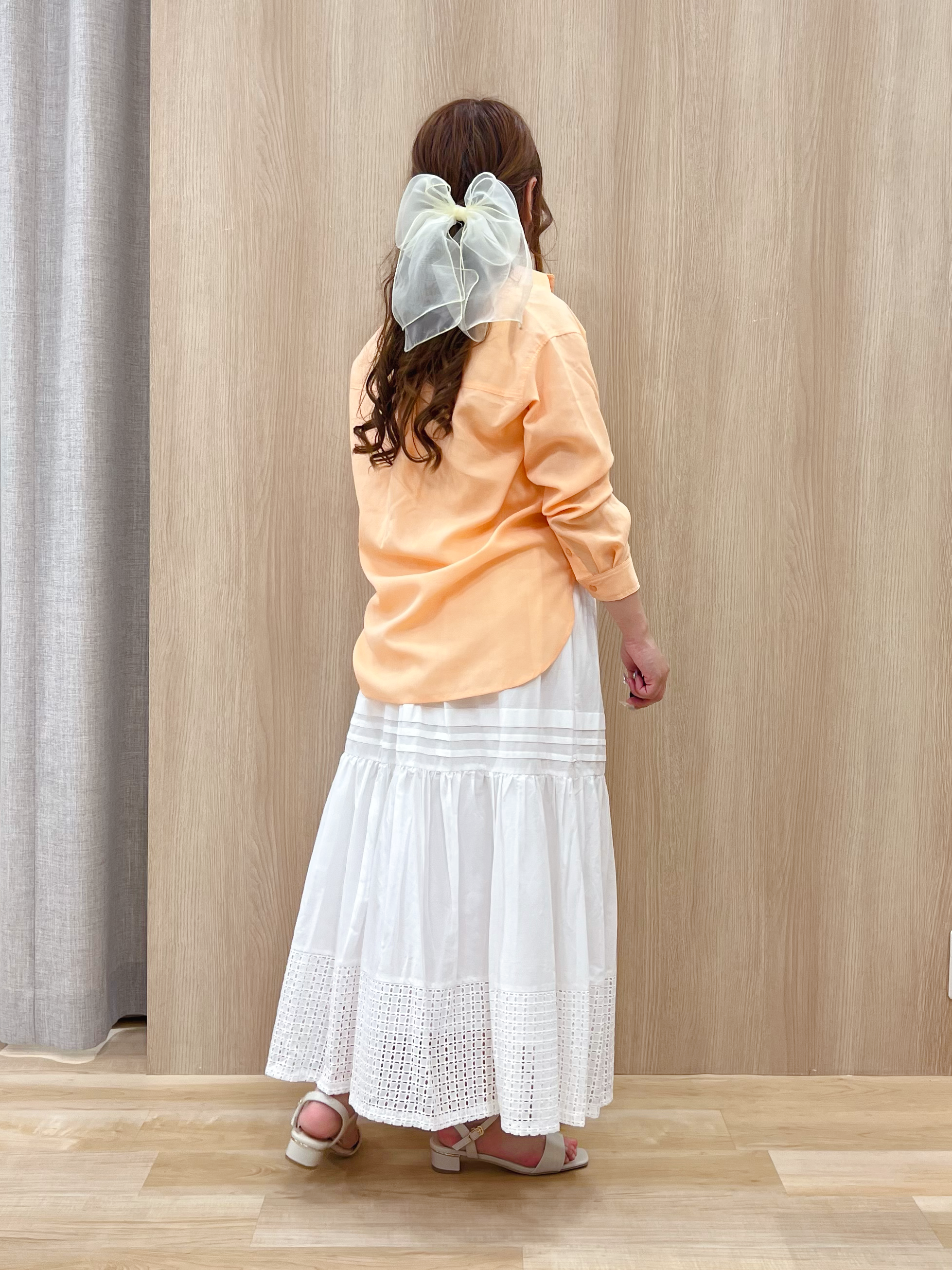 みことさんの「grove｜【洗濯機OK・ひんやり】朝晩の気温差に◎軽やかシアーシャツ」を使ったコーディネート