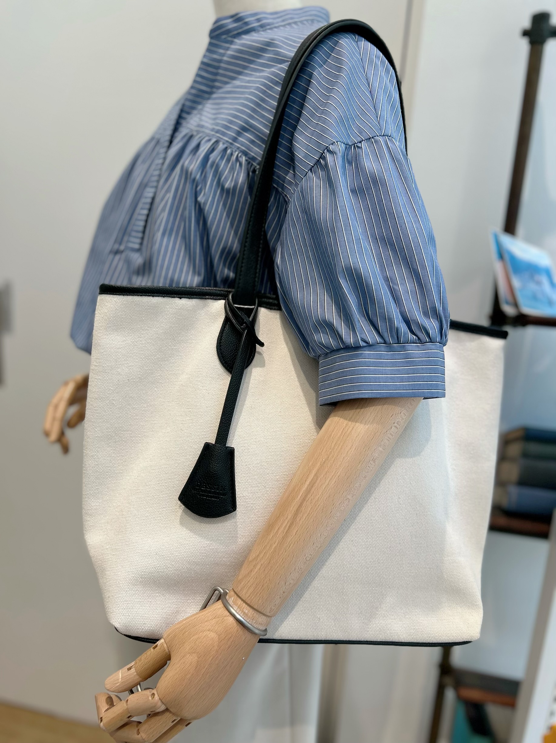 YOUKOさんの「Dessin｜【A4収納可】キャンバス&times;レザー調トート」を使ったコーディネート