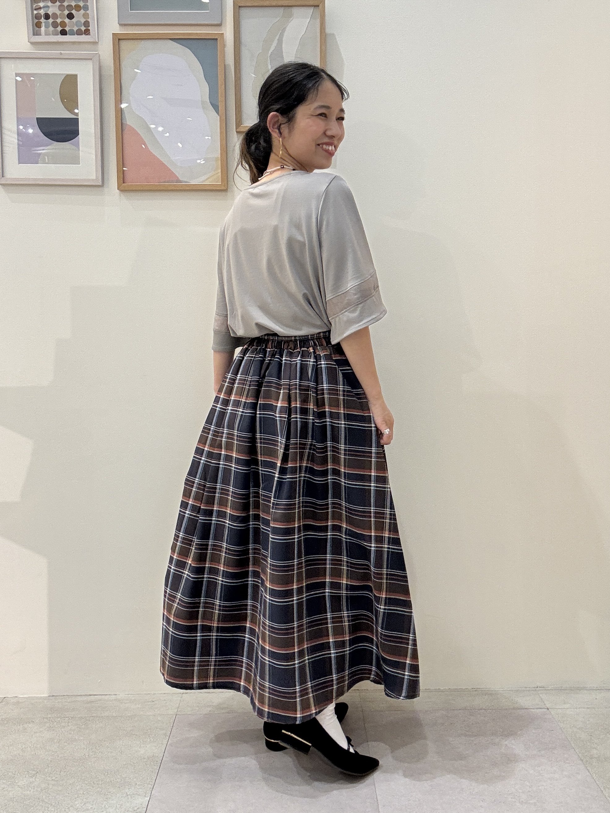たけぴさんの「SHOO･LA･RUE｜【洗濯機後しわになりにくい/ひんやり/S-LL】お袖のシアーで抜け感プラス 二の腕隠せるフレアスリー」を使ったコーディネート