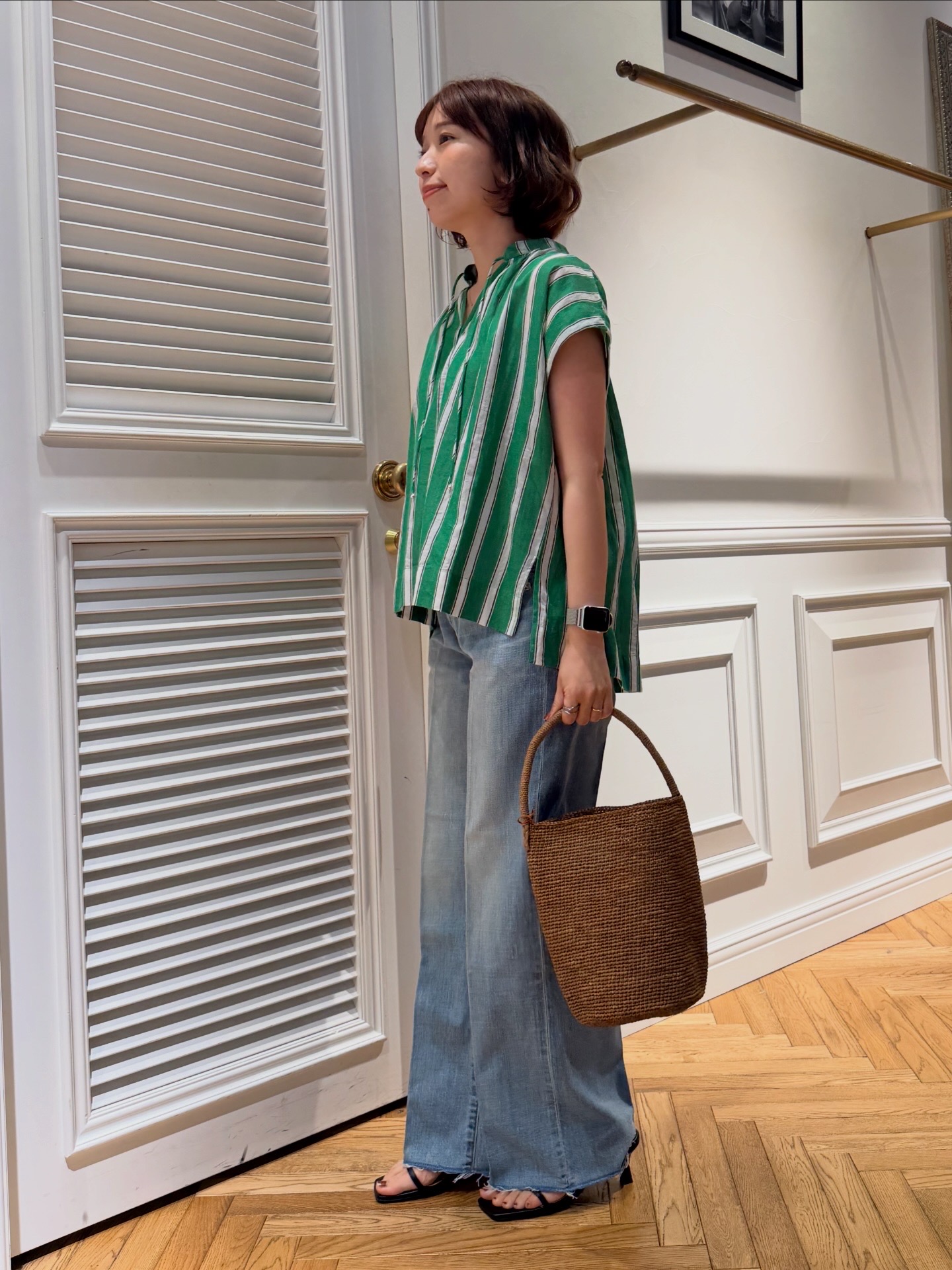 つじ まこさんの「DRESSTERIOR｜センタープレスストレートデニム」を使ったコーディネート