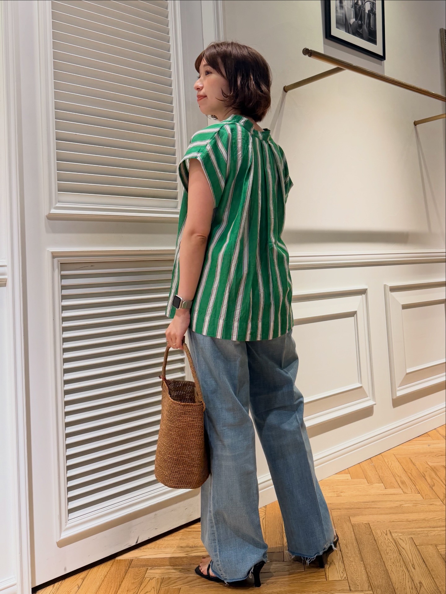 つじ まこさんの「DRESSTERIOR｜センタープレスストレートデニム」を使ったコーディネート