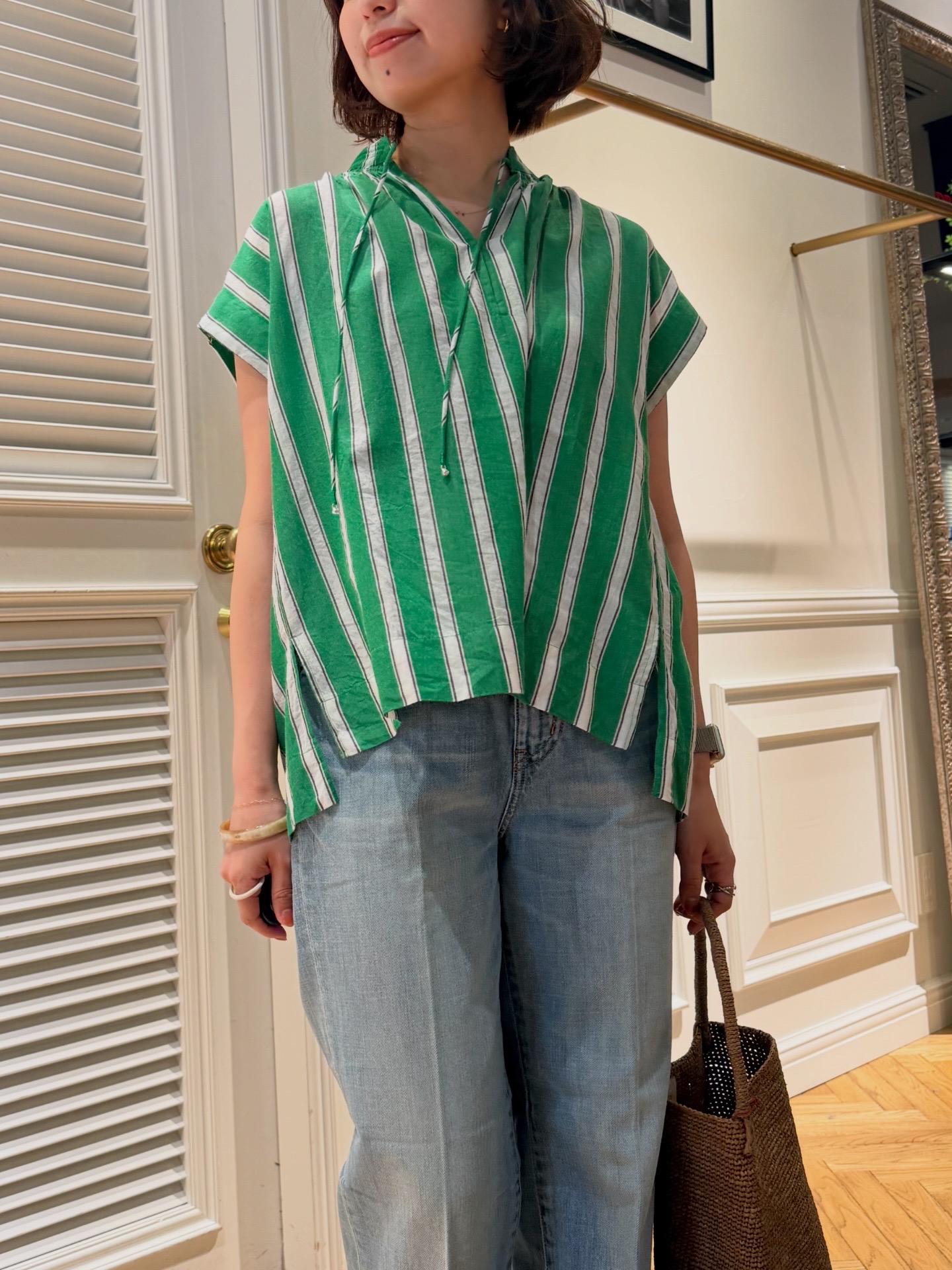 つじ まこさんの「DRESSTERIOR｜センタープレスストレートデニム」を使ったコーディネート